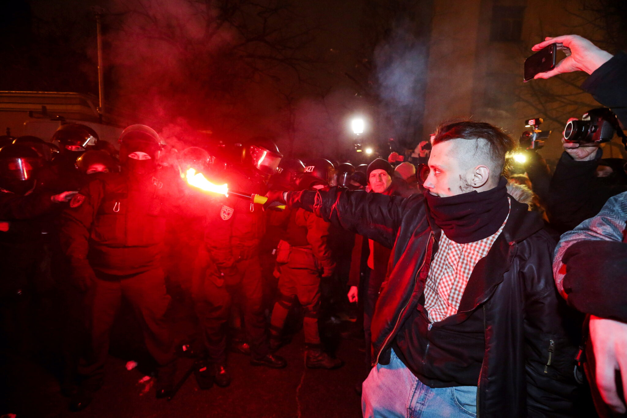 Столкновения участников протеста с полицией на Банковой улице в Киеве 23 февраля 2021 года. Фото REUTERS/Viacheslav Ratynskyi/Scanpix/Leta