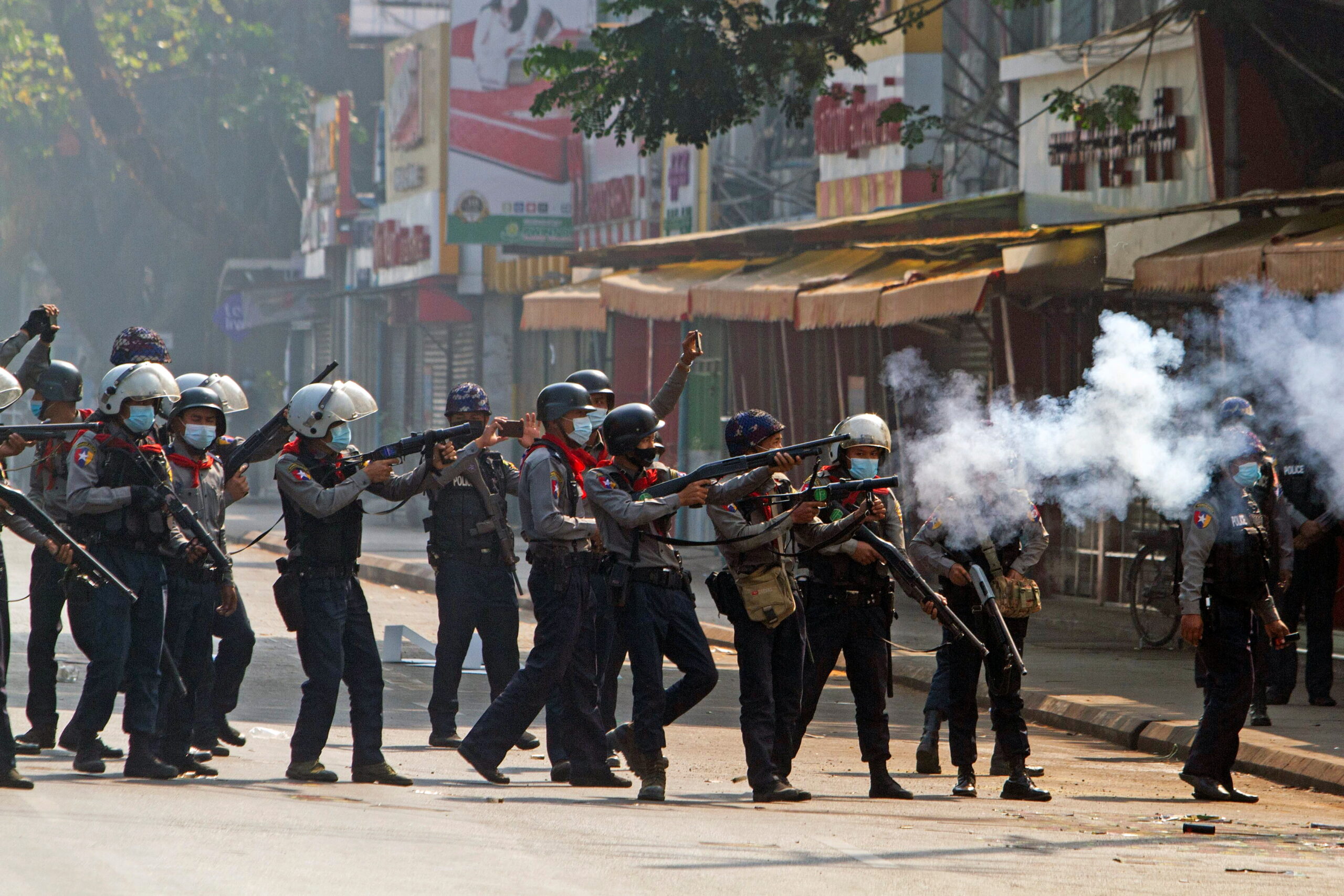 Полиция с оружием выходит против протестующих. Фото REUTERS/Stringer/Scanpix/Leta