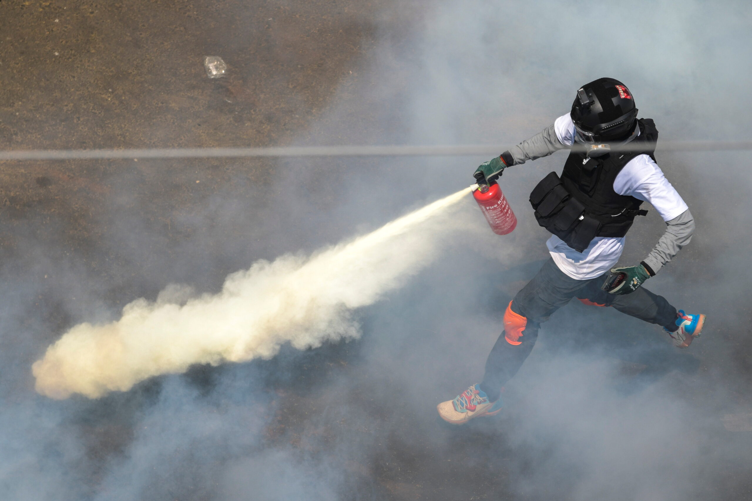 Протестующие используют в ответ подручные средства, в том числе огнетушители. Фото REUTERS/Stringer/Scanpix/Leta