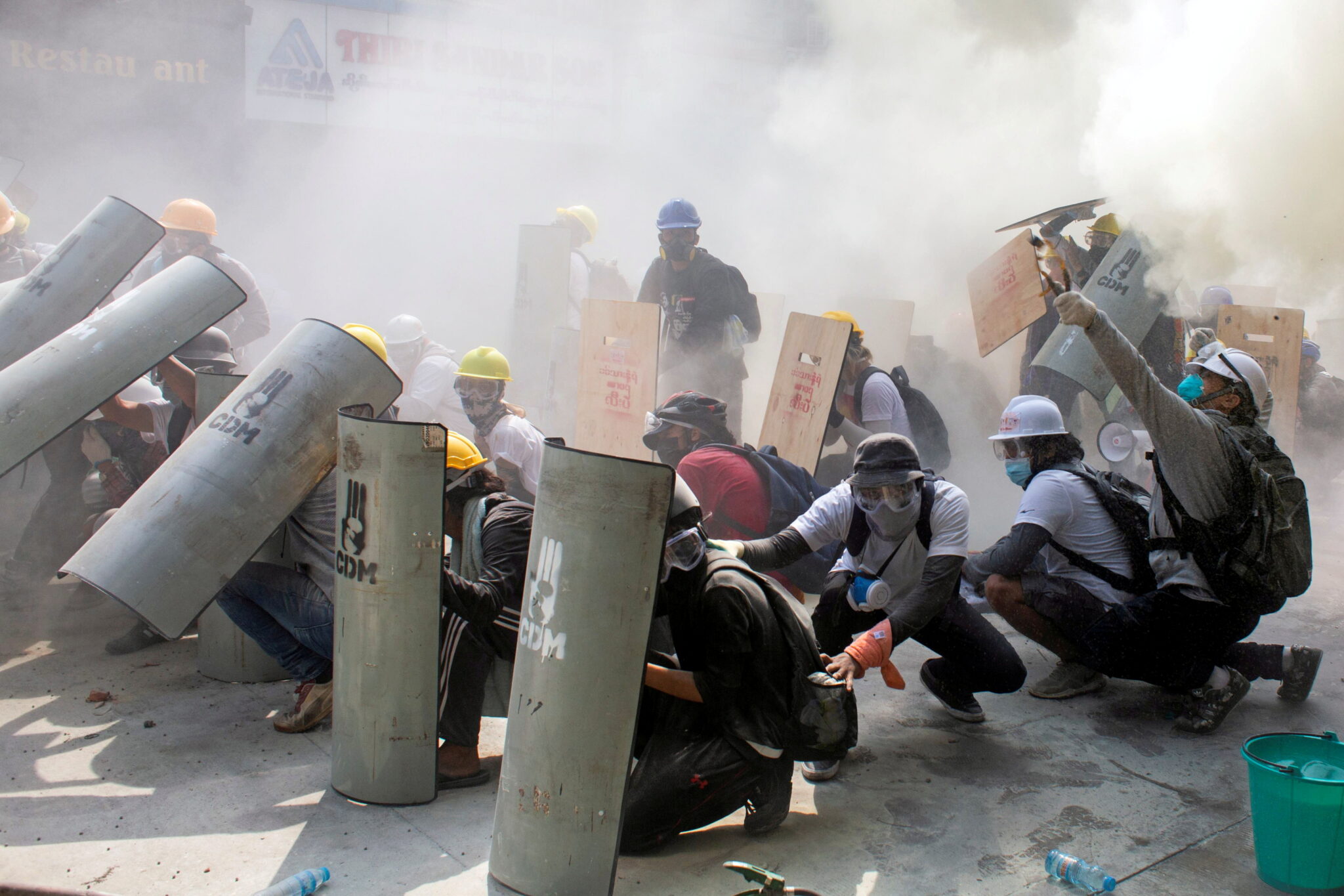Протестующие с щитами и в касках защищаются от выстрелов и слезоточивого газа. Фото REUTERS/Stringer/Scanpix/Leta