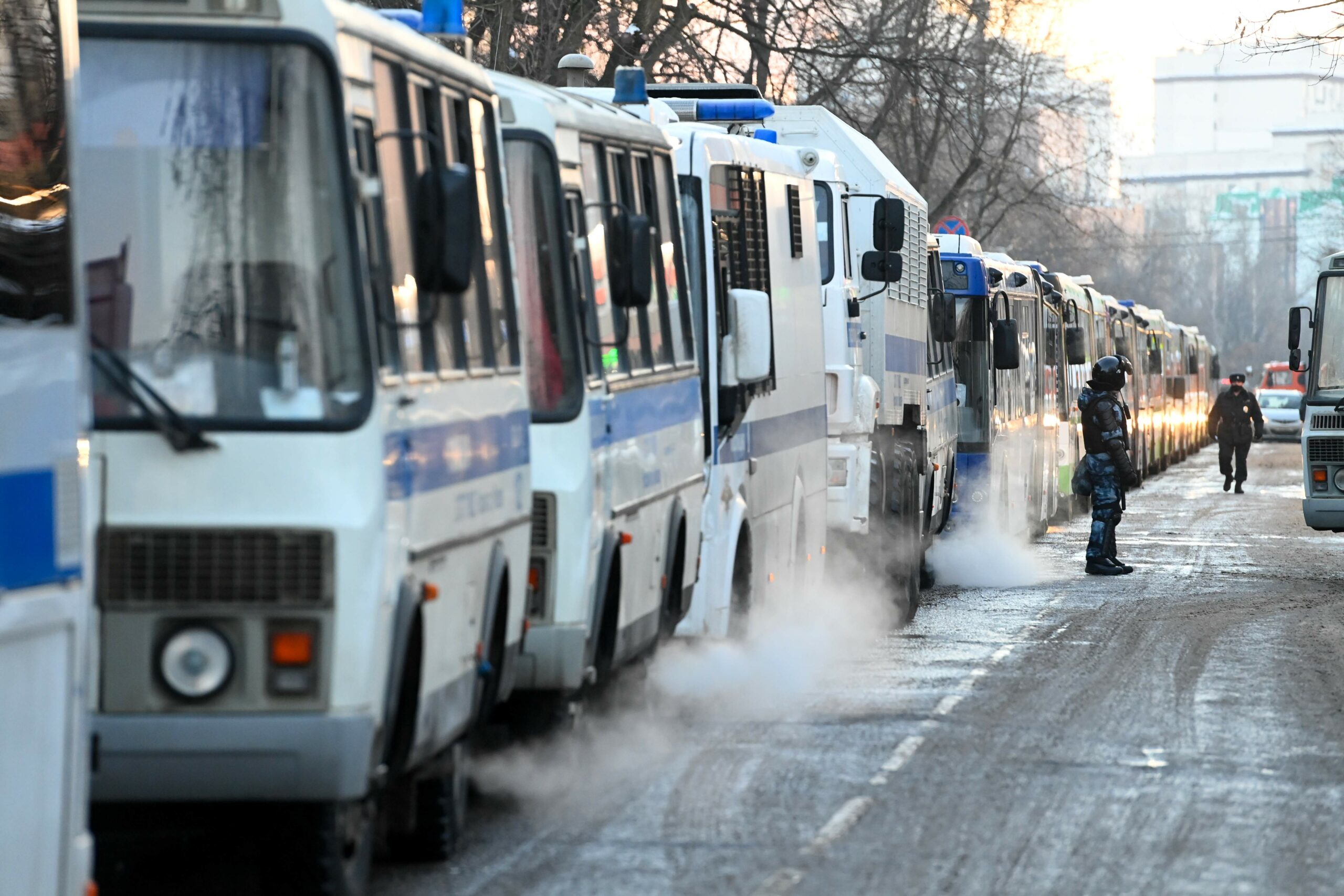 Колонны автозаков у здания Мосгорсуда. Фото Kirill KUDRYAVTSEV / AFP/Scanpix/Leta