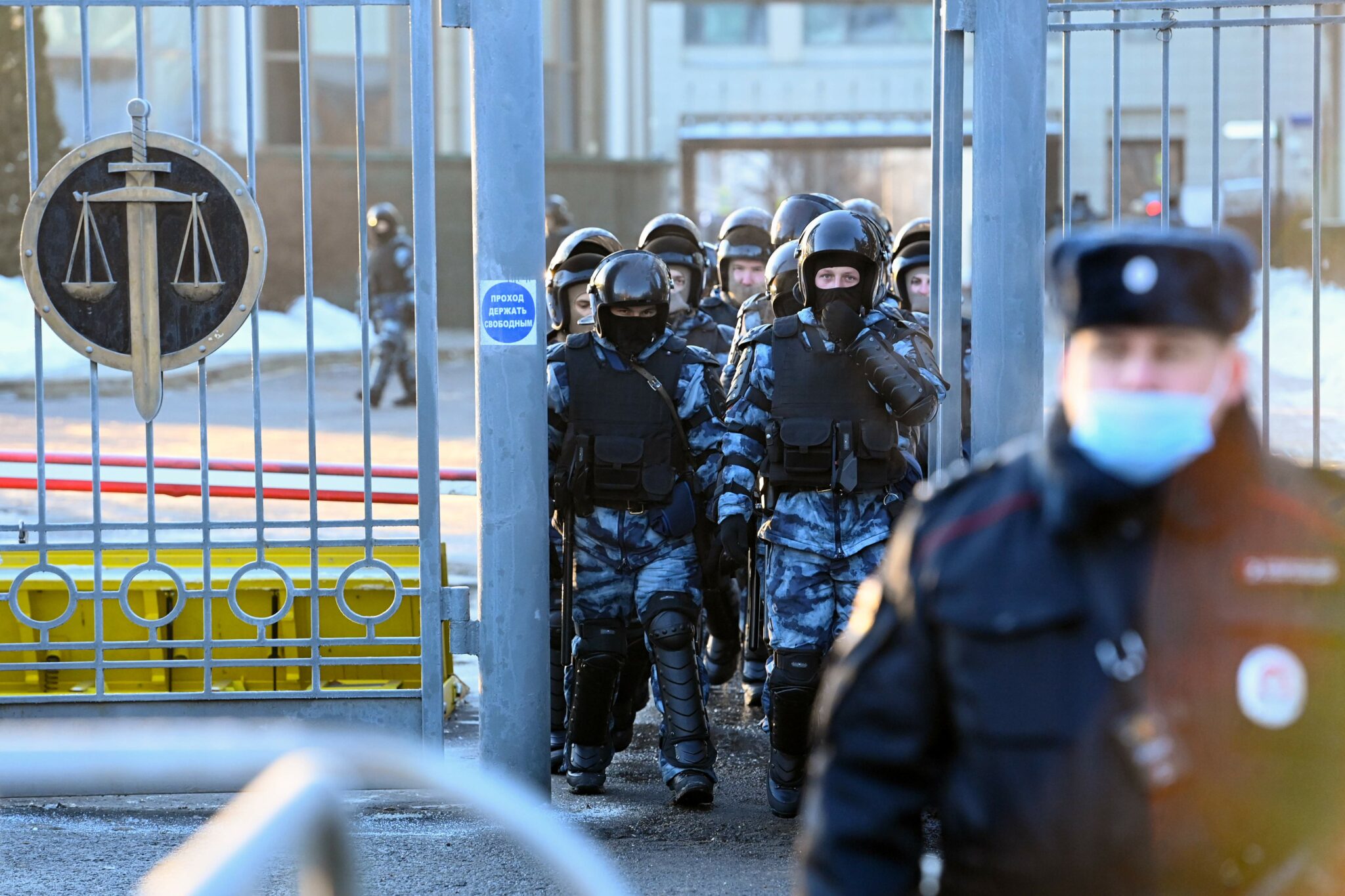 Силовики у здания Мосгорсуда. Фото  Kirill KUDRYAVTSEV / AFP/Scanpix/Leta