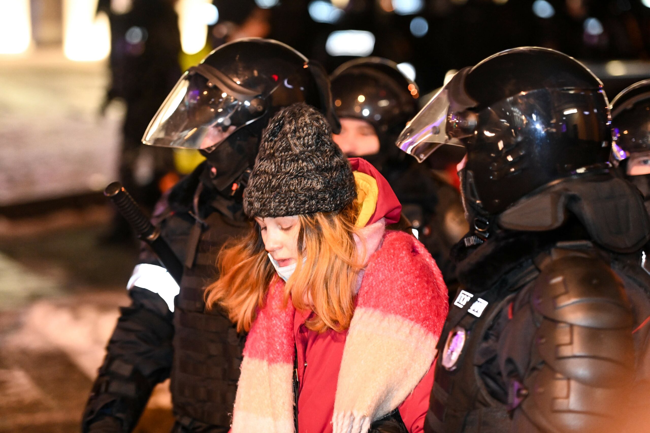 Задержание протестующей в Москве. Фото KIRILL KUDRYAVTSEV / TASS / Scanpix / Leta