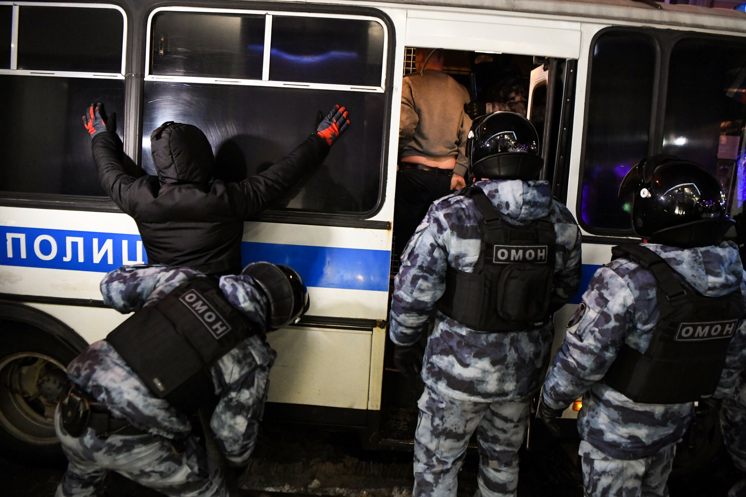 Полицейские обыскивают задержанных около автозака в Москве. Фото NATALIA KOLESNIKOVA / TASS / Scanpix / Leta