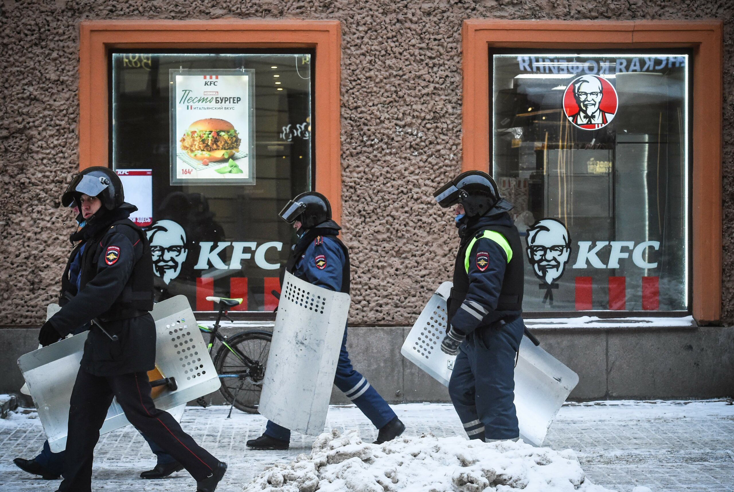 Полиция с щитами патрулирует центр Санкт-Петербурга 6 февраля. Фото Olga MALTSEVA / AFP/Scanpix/Leta