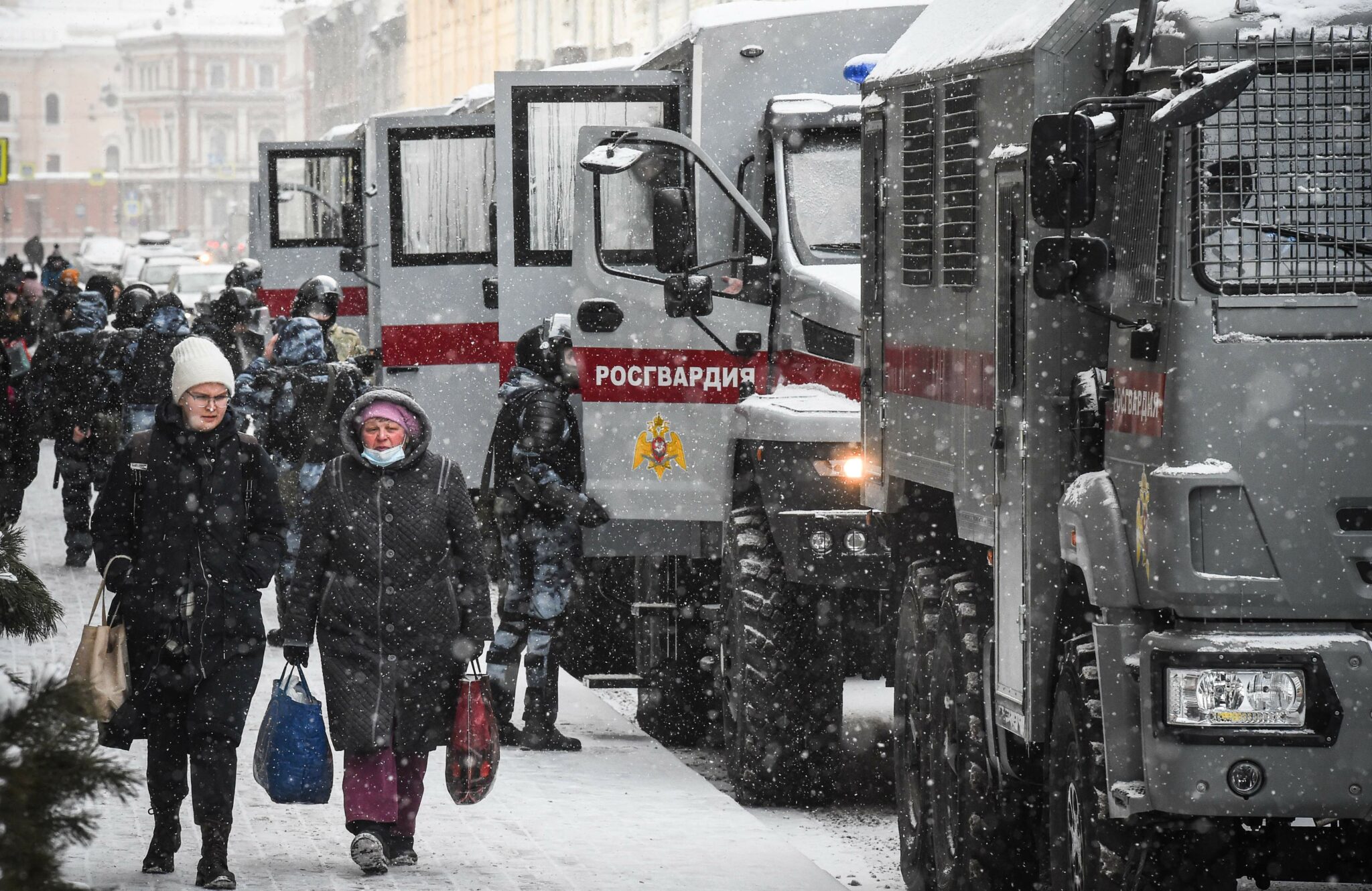 Автозаки в центре Санкт-Петербурга 6 февраля. Фото Olga MALTSEVA / AFP/Scanpix/Leta