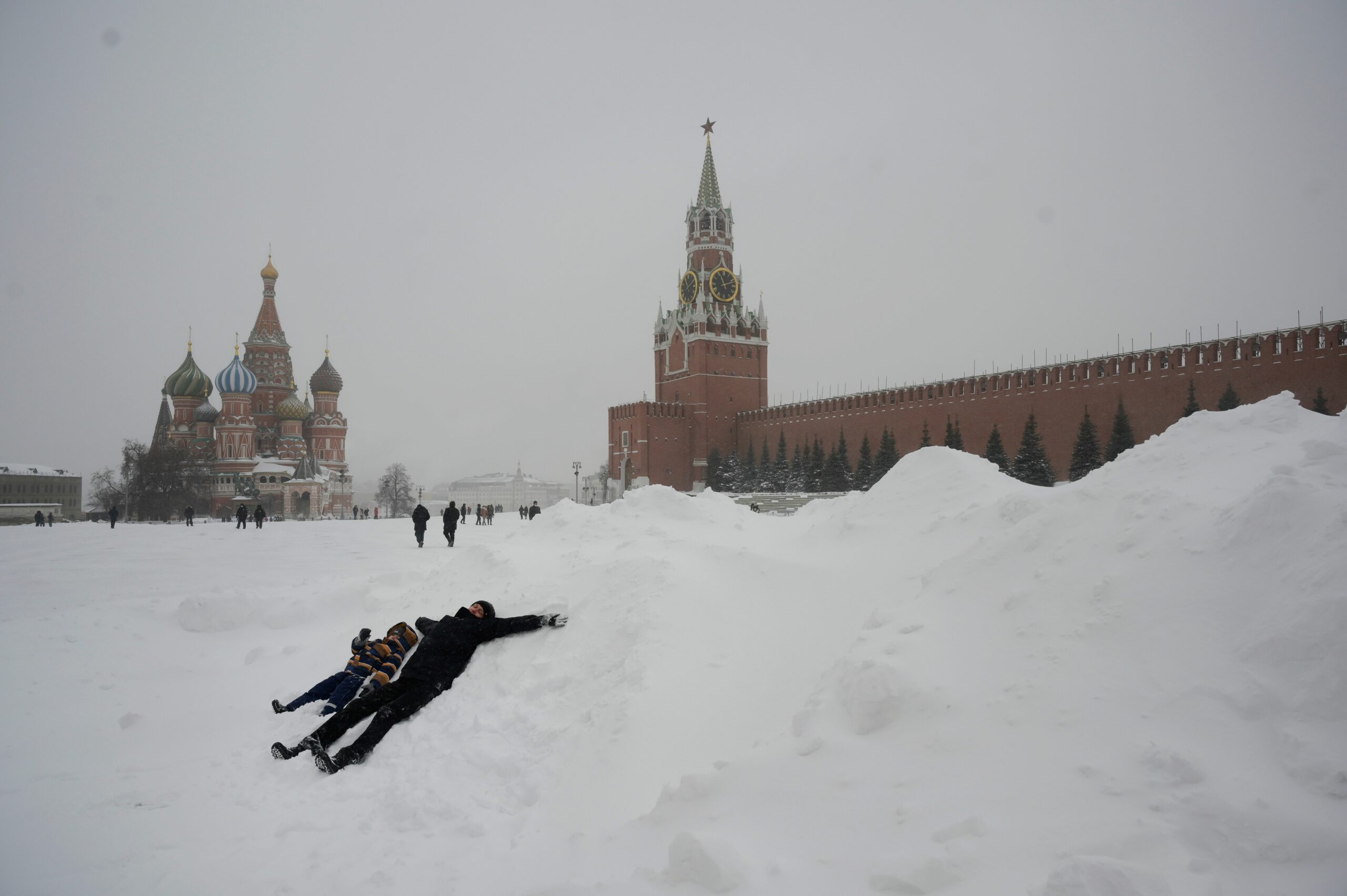 Сугробы на Красной площади. Фото  Natalia KOLESNIKOVA / AFP/Scanpix/Leta