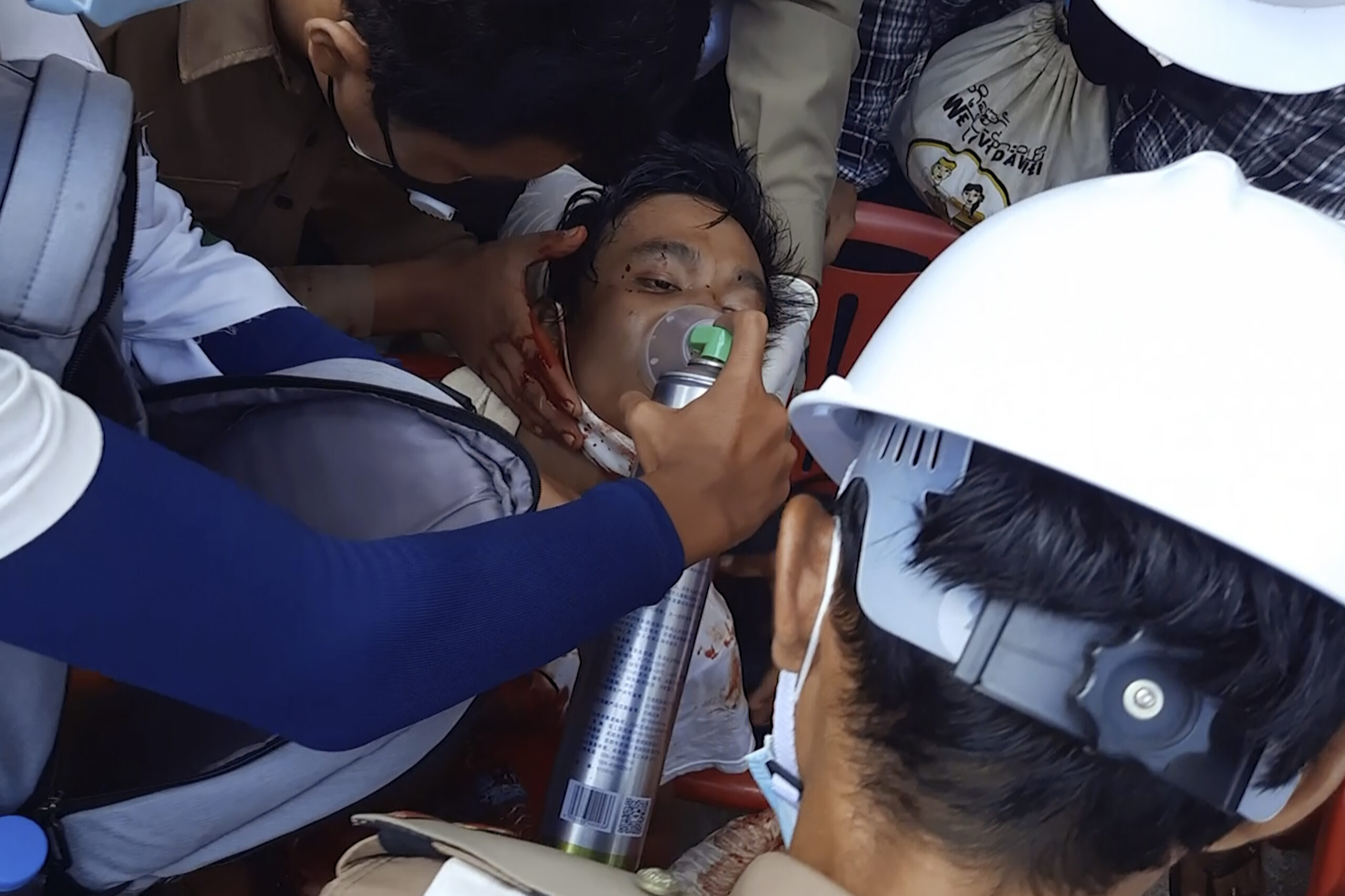 Врачи оказывают помощь раненому протестующему. Фото Dakkhina Insight via AP/Scanpix/Leta