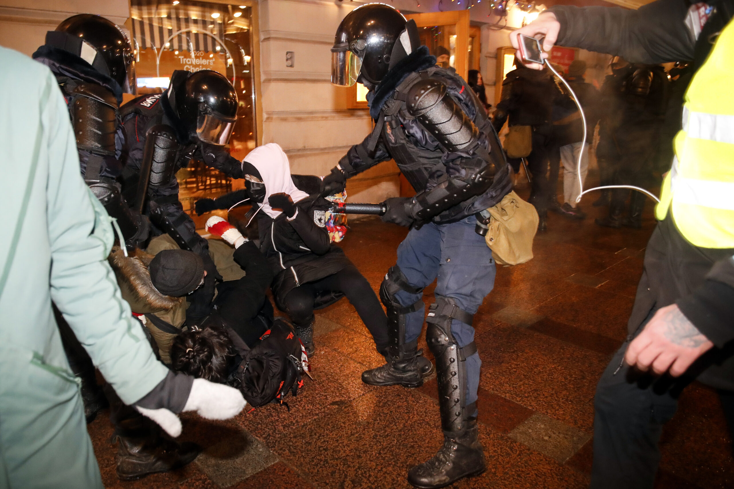 Задержание протестующего в Санкт-Петербурге. Фото Dmitri Lovetsky / TASS / Scanpix / Leta