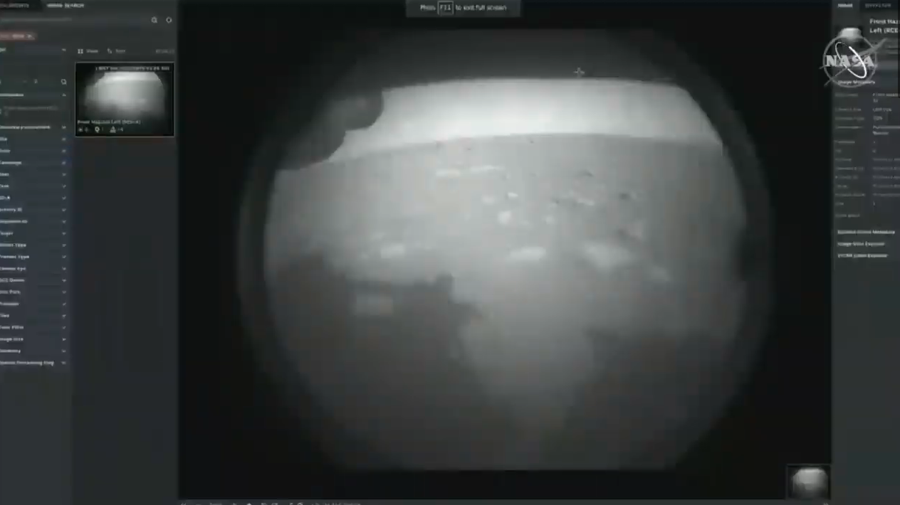 Первый снимок с поверхности Марса, присланный ровером «Персеверенс» после успешной посадки. Кадр трансляции НАСА