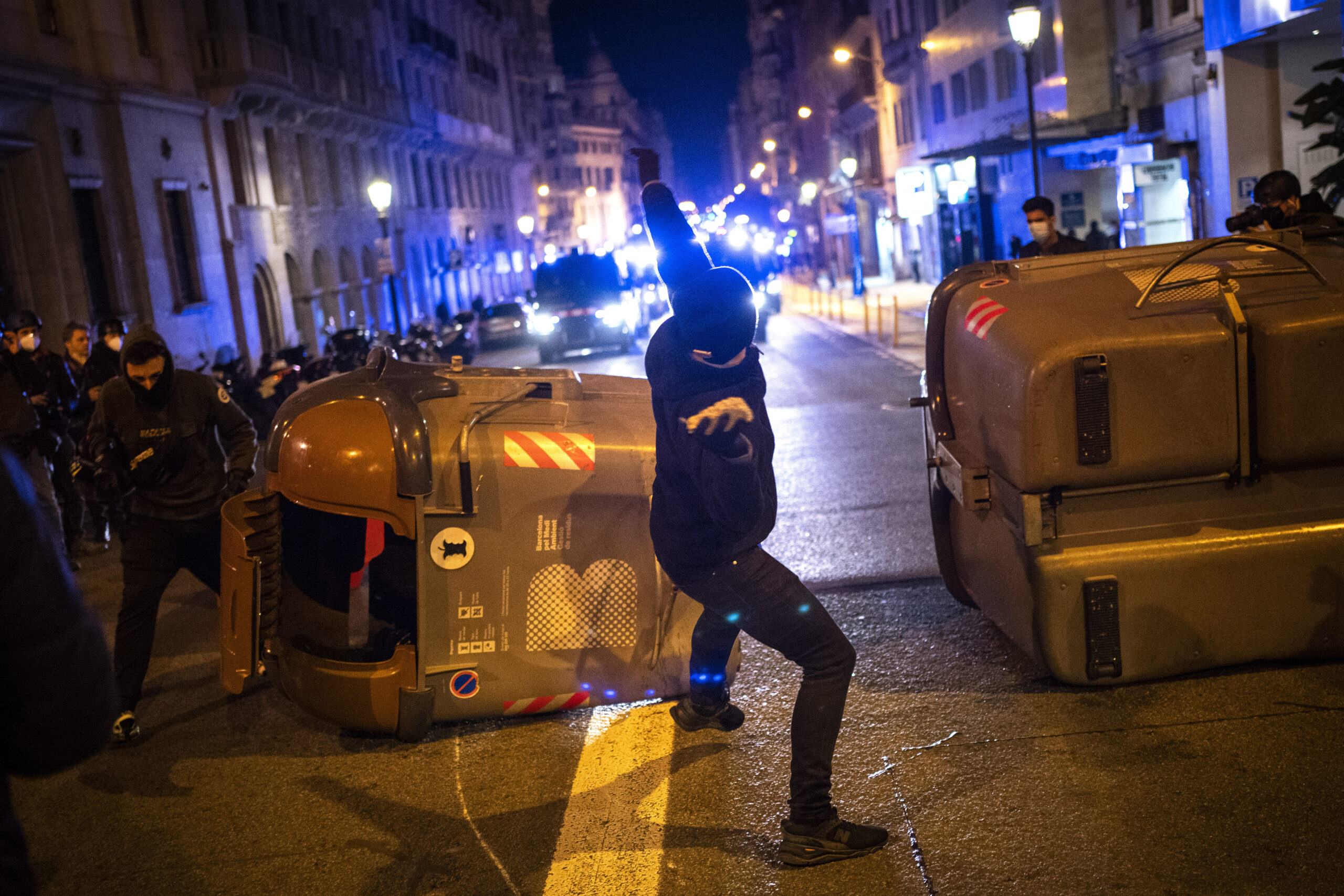 Протестующий бросает камни в сторону полицейских в Барселоне. Фото AP Photo/Emilio Morenatti/Scanpix/Leta