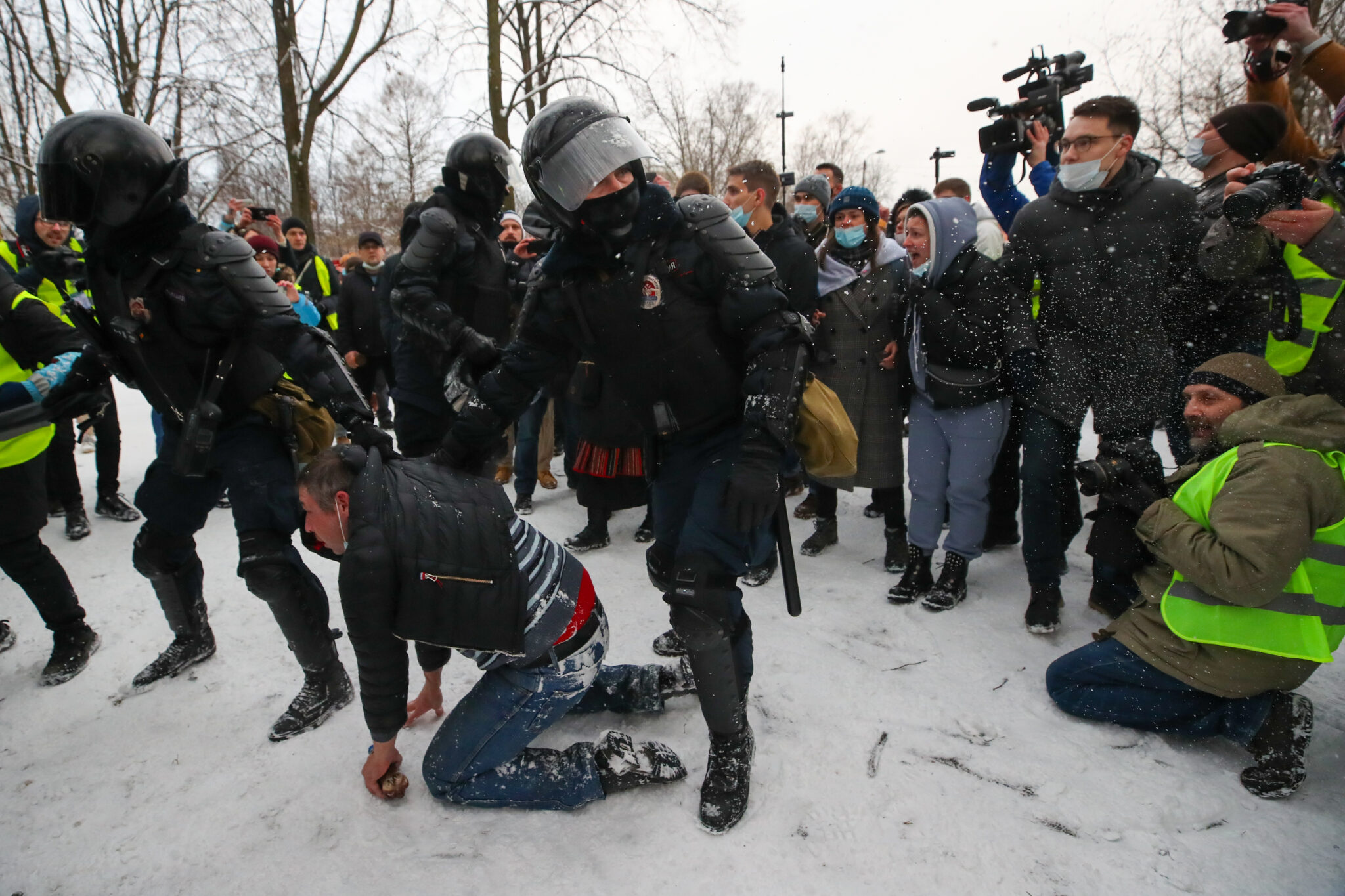Журналисты снимают задержание на акции в Петербурге. Фото Peter Kovalev/TASS/Scanpix/Leta
