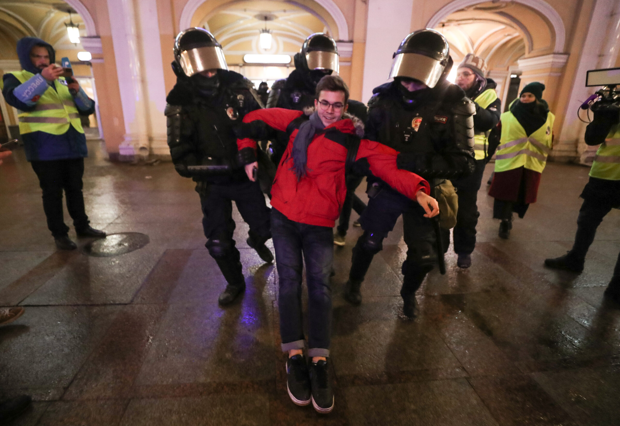 Полицеййские задерживают молодого человека на станции метро в Санкт-Петербурге. Фото Alexander Demianchuk / TASS / Scanpix / Leta