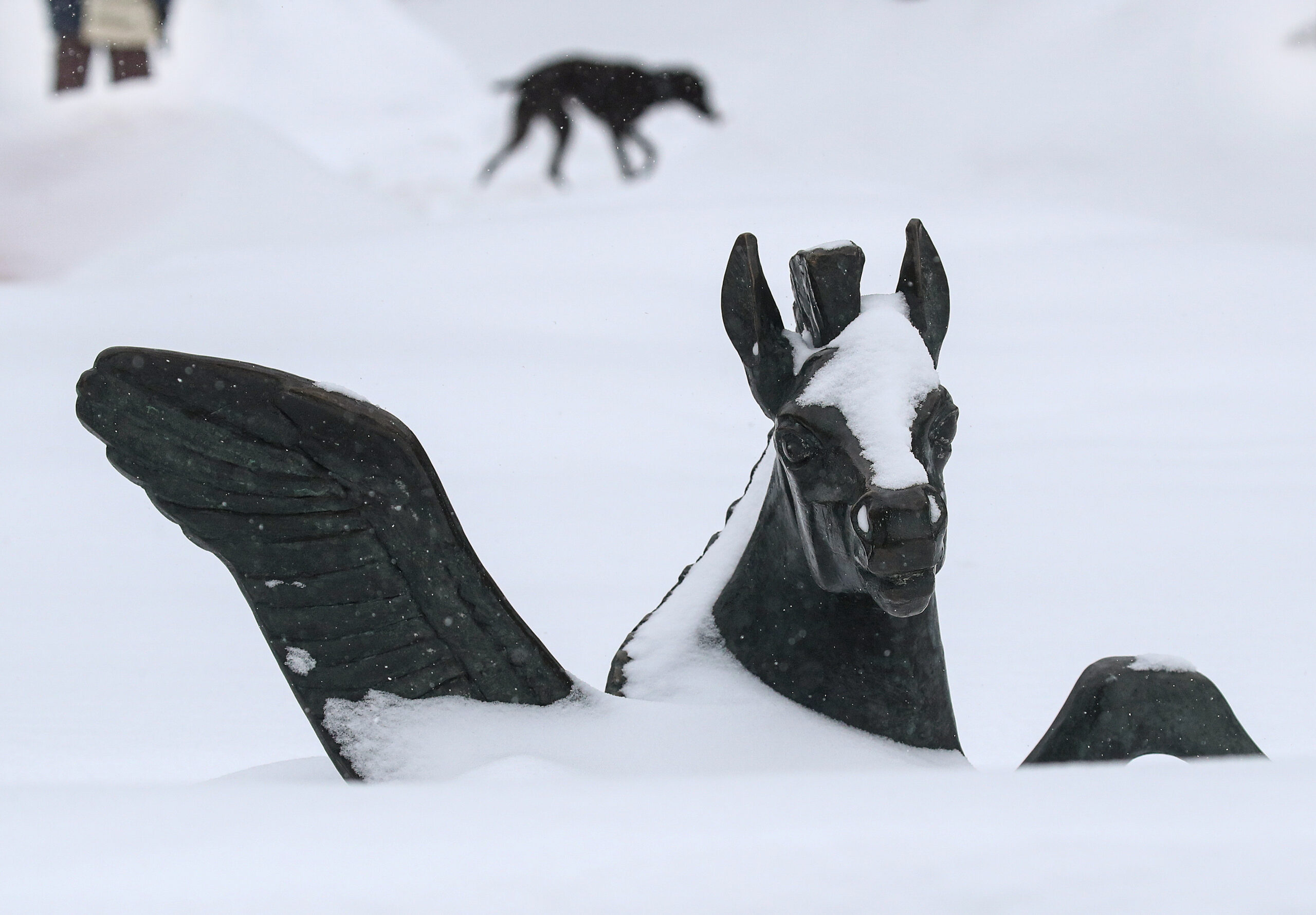 Заваленная снегом скульптура на Тверском бульваре. Фото  Valery Sharifulin/TASS/Scanpix/Leta