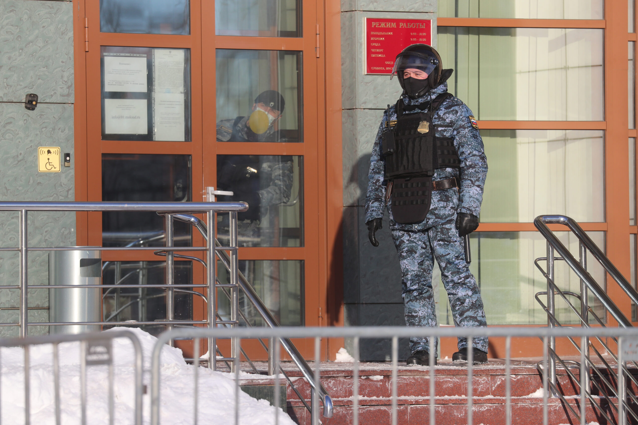 Пристав перед зданием Бабушкинского суда 16 февраля. Фото Sergei Fadeichev/TASS/Scanpix/Leta