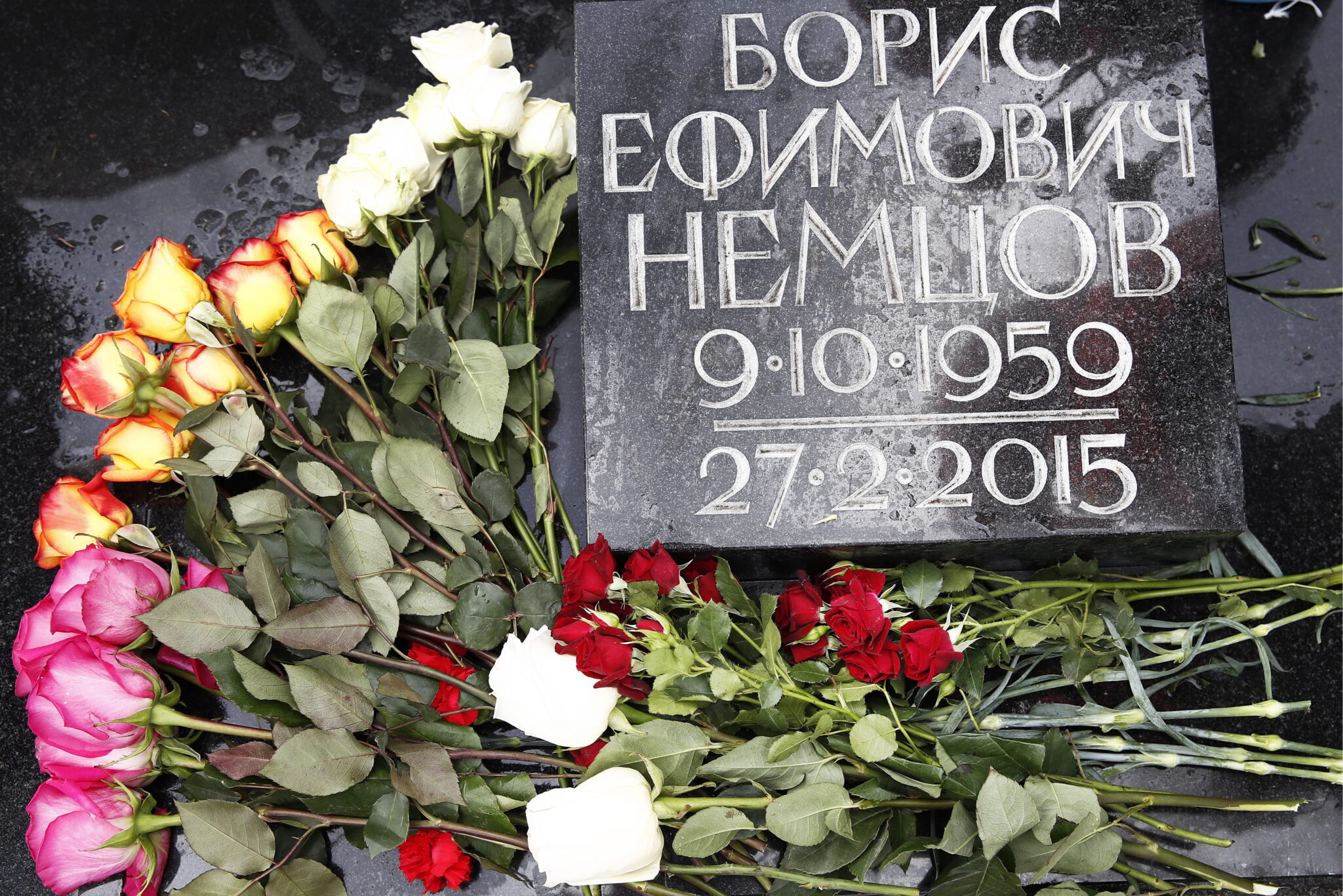 Цветы на могиле Бориса Немцова. Фото ТАСС / Scanpix / Leta