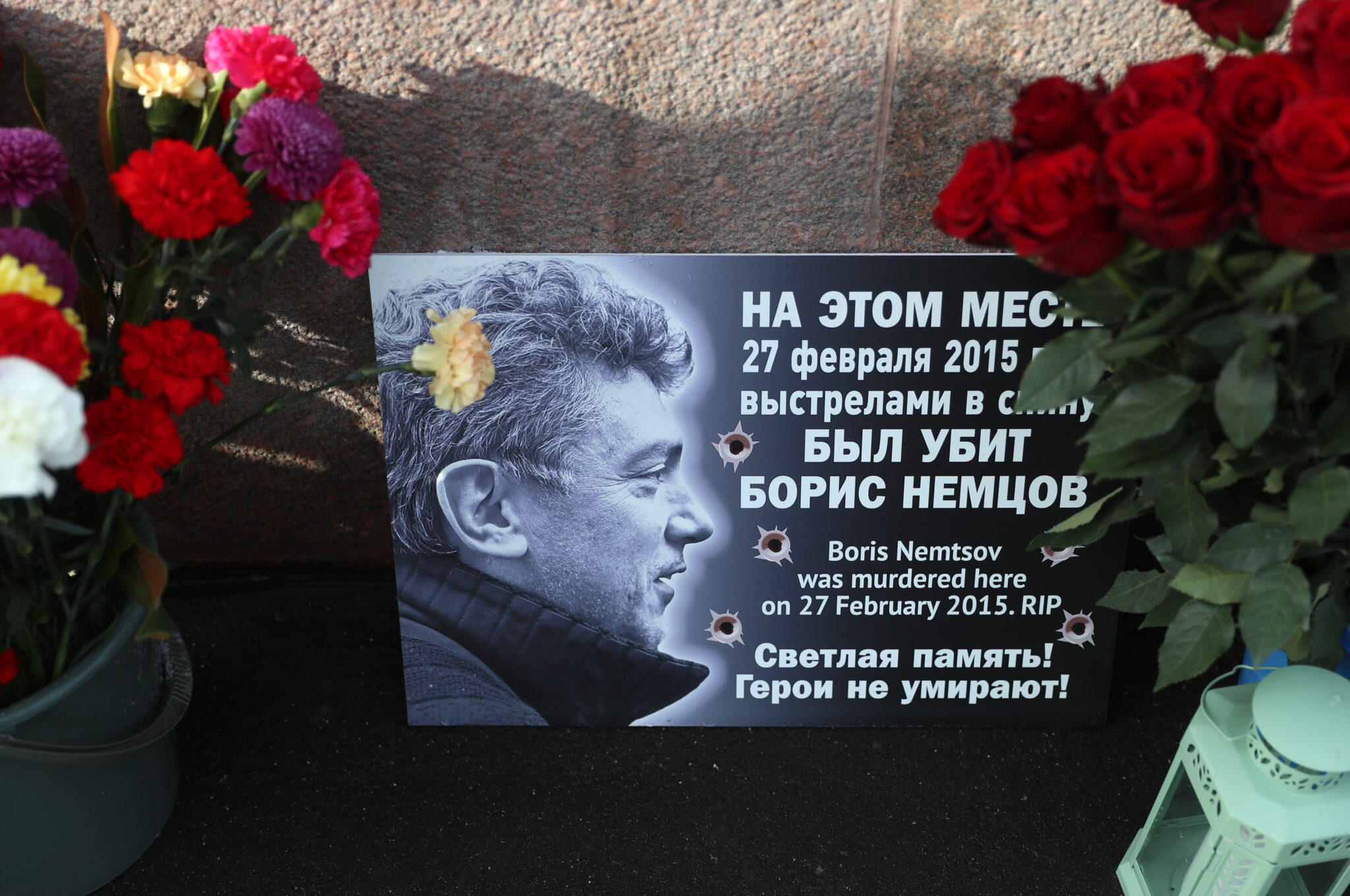 Портрет Бориса Немцова и цветы на месте его убийства. 27 февраля 2021 года. Фото: ТАСС / Scanpix / Leta