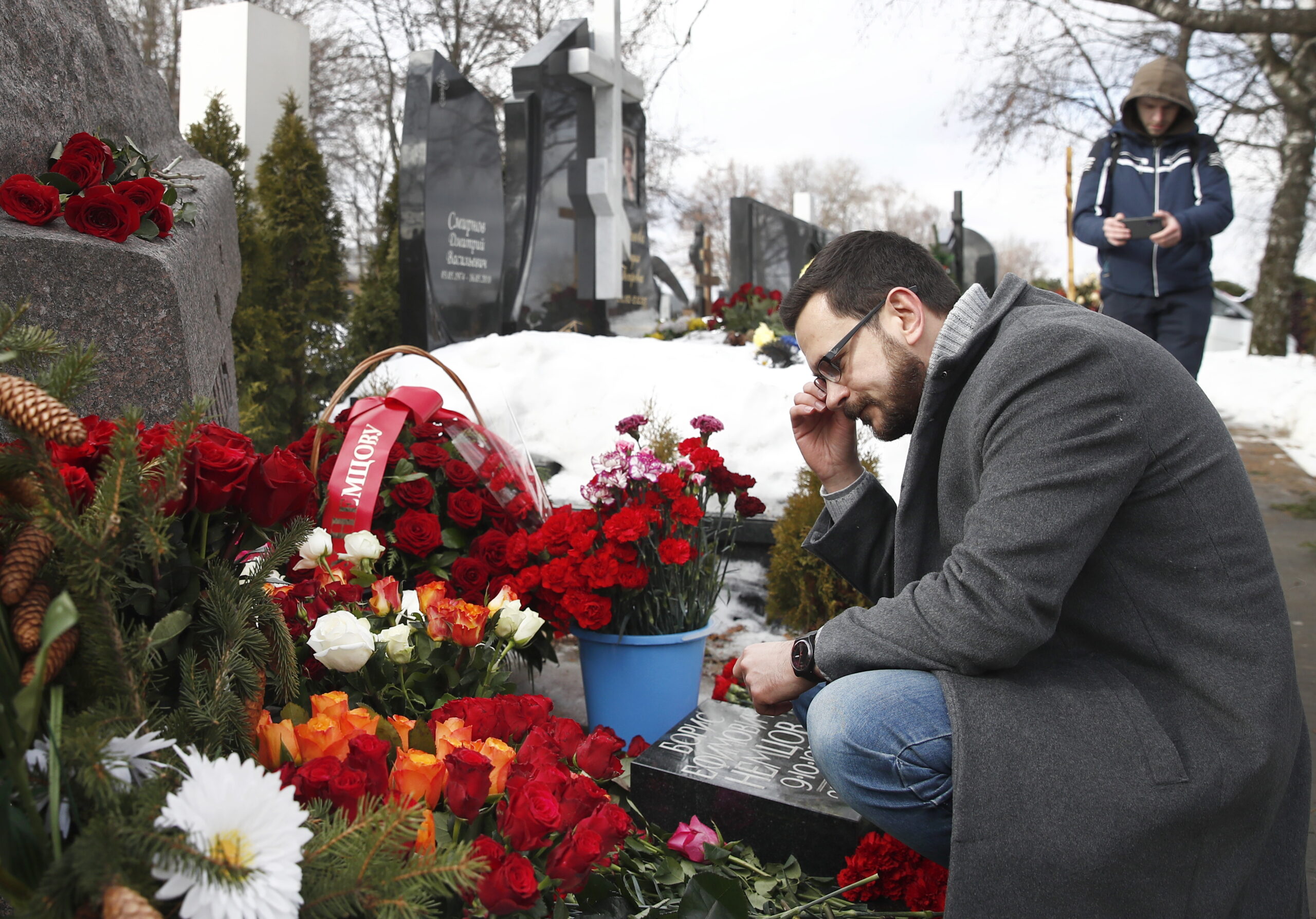 Политик Илья Яшин возле могилы Бориса Немцова. Фото ТАСС / Scanpix / Leta