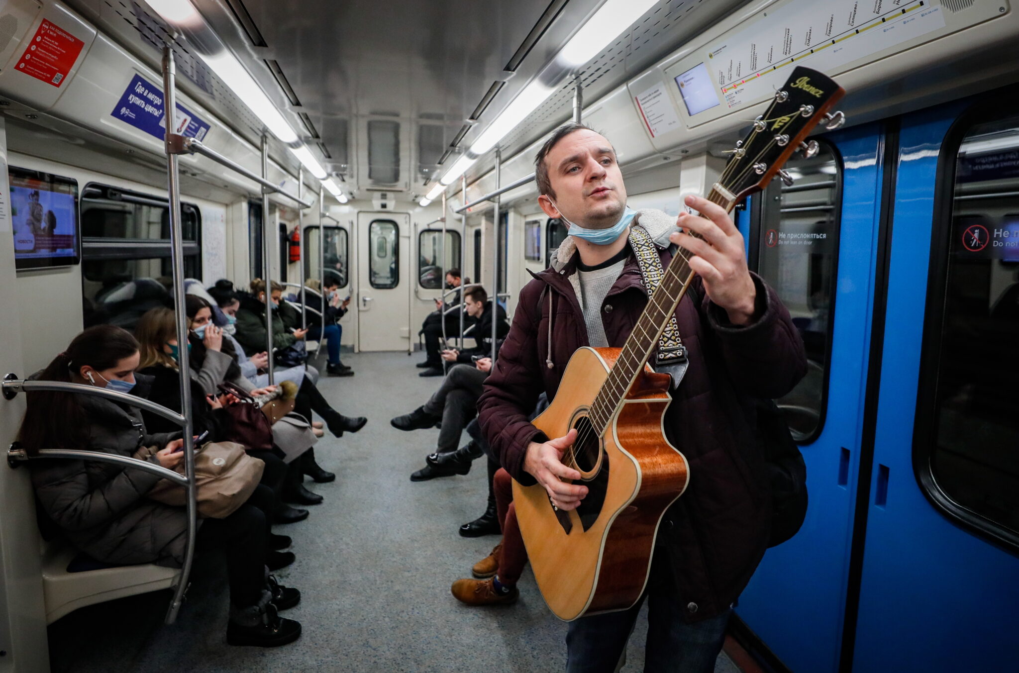 Человек без маски в московском метро. Фото EPA/YURI KOCHETKOV/Scanpix/Leta