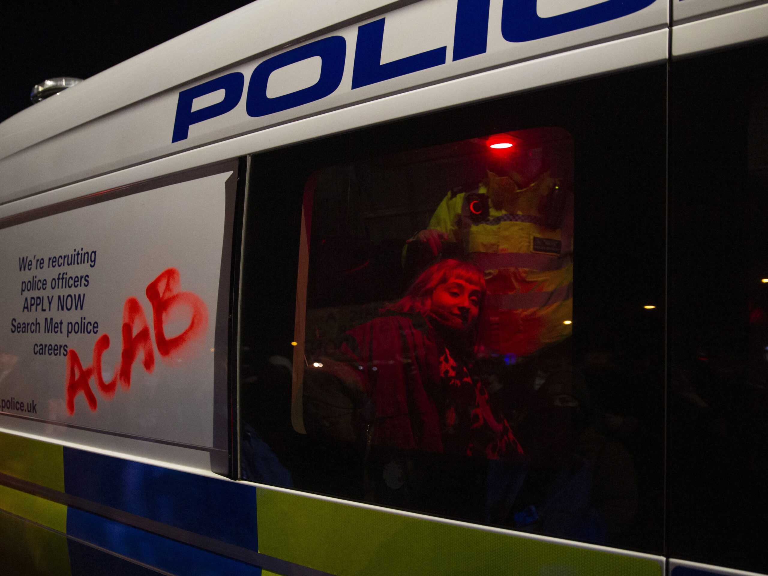 Задержанная в полицейском автобусе. Фото  EPA/JOSHUA BRATT/Scanpix/Leta