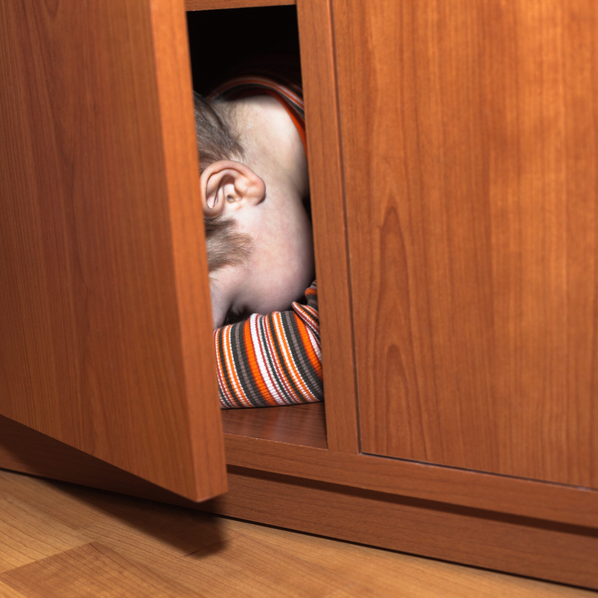 Ребенок прячется в шкафу. Фото Jan Mika/Scanpix/Leta