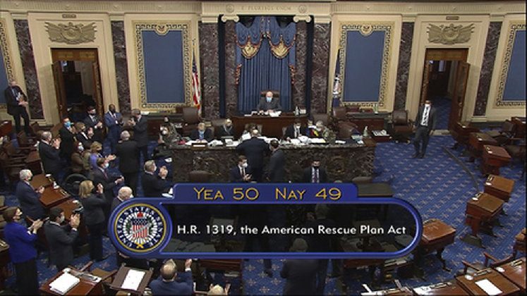 Итоги голосования в Сенате США в поддержку пакета стимулирующих мер для экономики. Фото - кадр Reuters TV / Scanpix / Leta