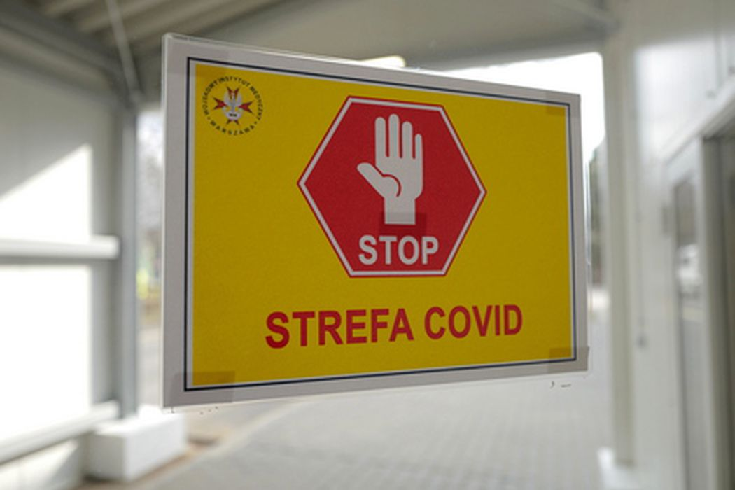 Предупреждающая табличка об опасности заражения коронавирусом в польском госпитале. Фото EPA / Scanpix / Leta