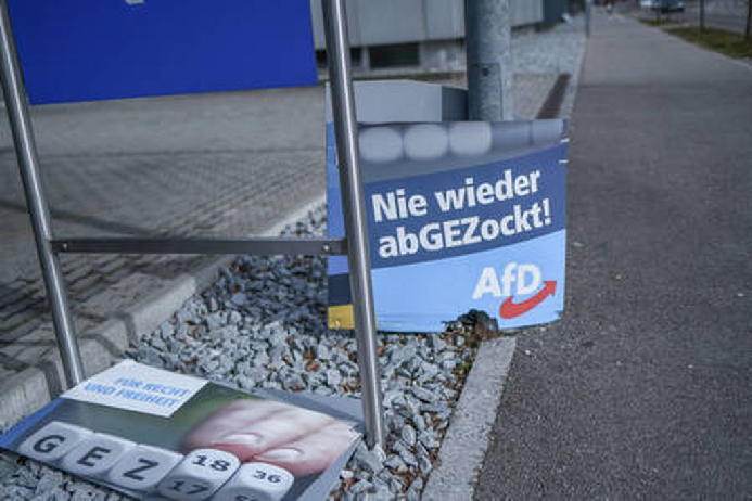 Разбитый стенд с агитационным плакатом AfD в Германии. Фото www.imago-images.de / Scanpix / Leta