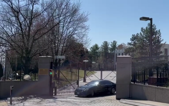 Автомобиль посла России в США Анатолия Антонова покидает посольство. Кадр видеоролика РИА Новости