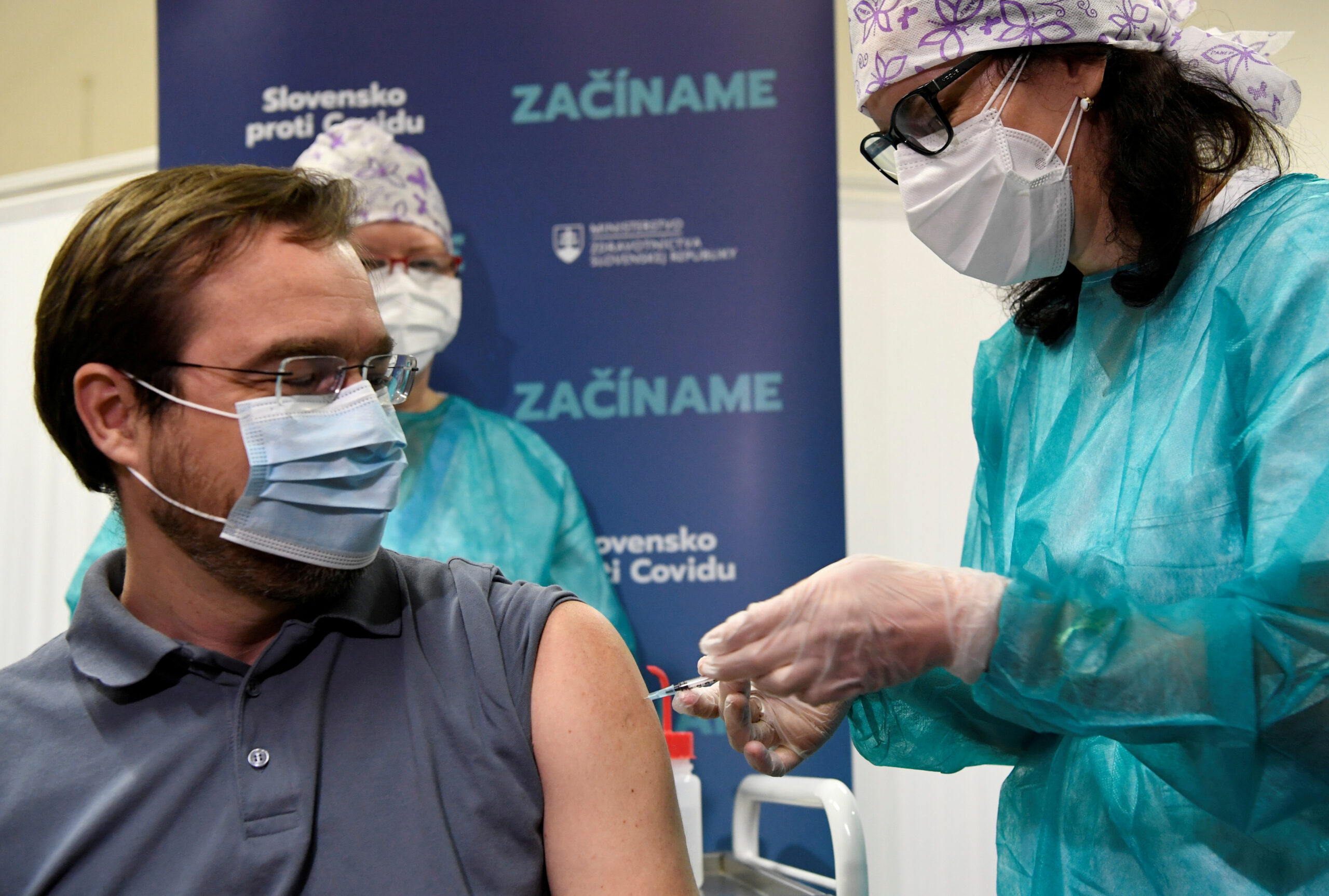 Министру здравоохранения Словакии Мареку Крайчи делают прививку Pfizer от коронавируса. Фото  REUTERS/Radovan Stoklasa/File Photo/Scanpix/Leta