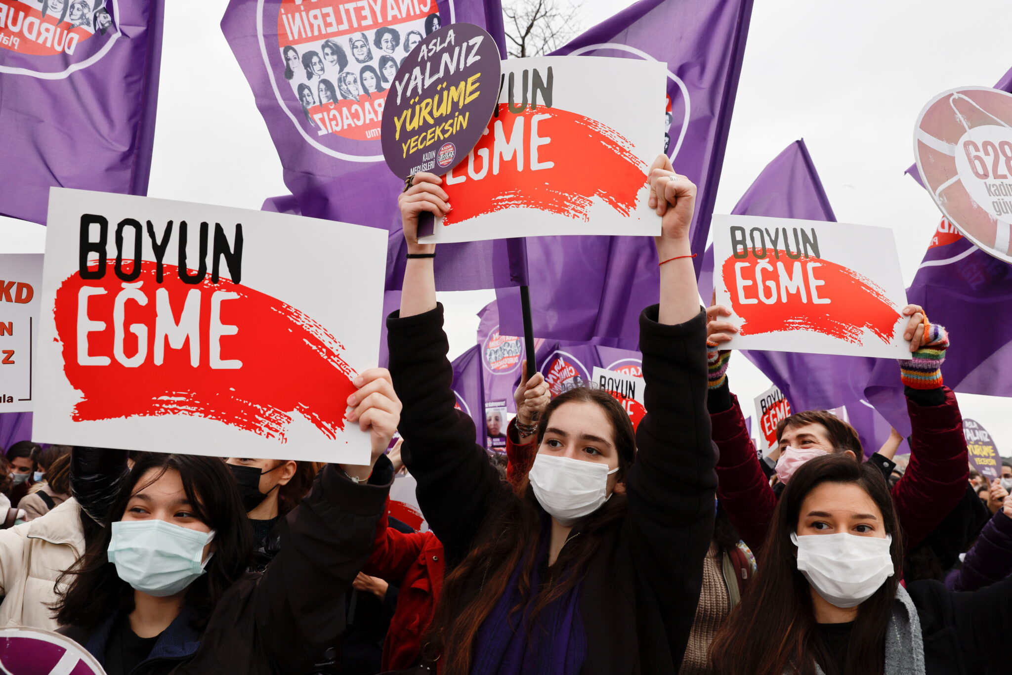 Женщины с плакатами "Не сдавайся" на улицах Стамбула против выхода из конвенции по защите женщин. Фото REUTERS/Umit Bektas/Scanpix/Leta