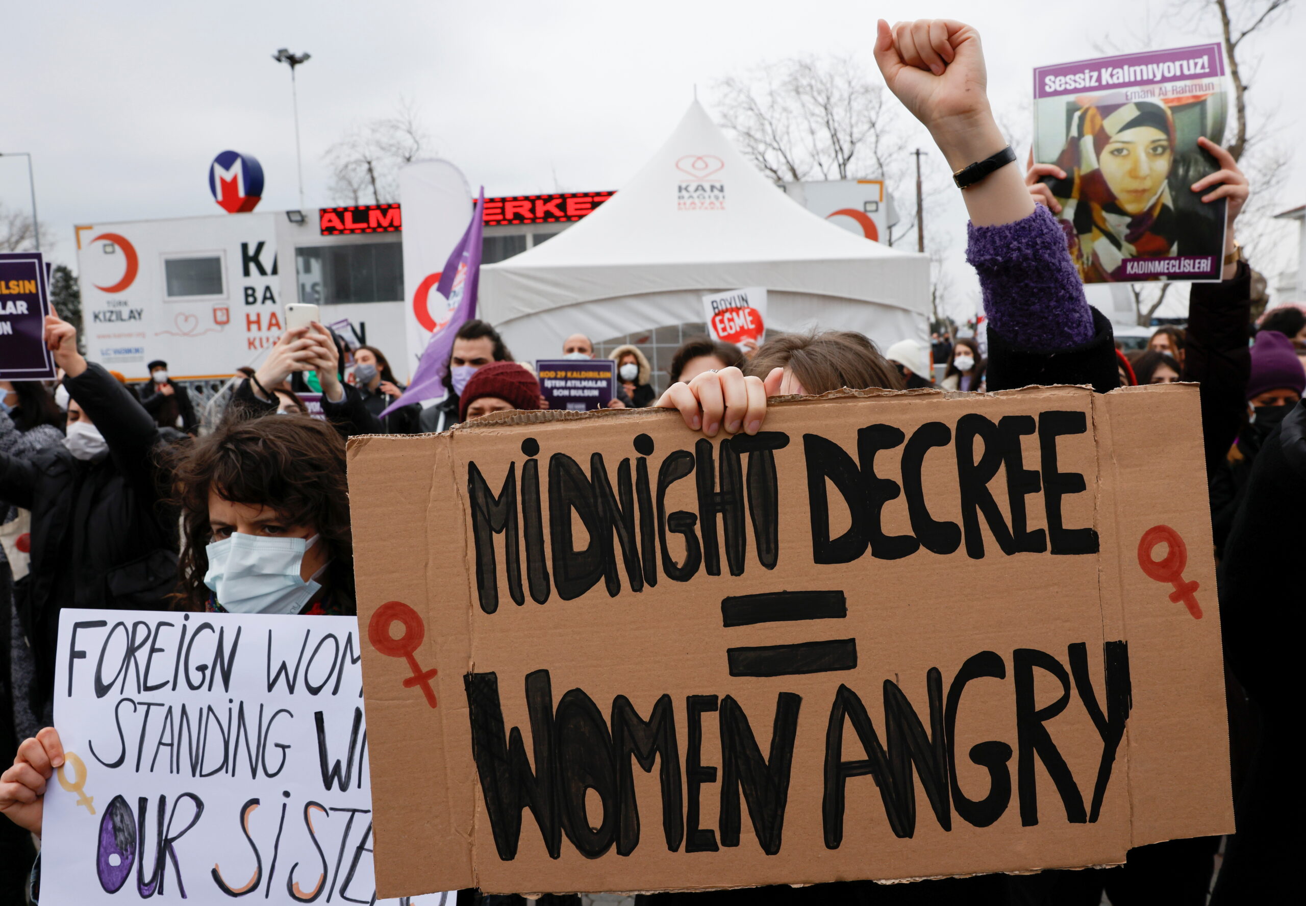 Активистки протестуют против выхода Турции из конвенции по защите прав женщин. Фото REUTERS/Umit Bektas/Scanpix/Leta