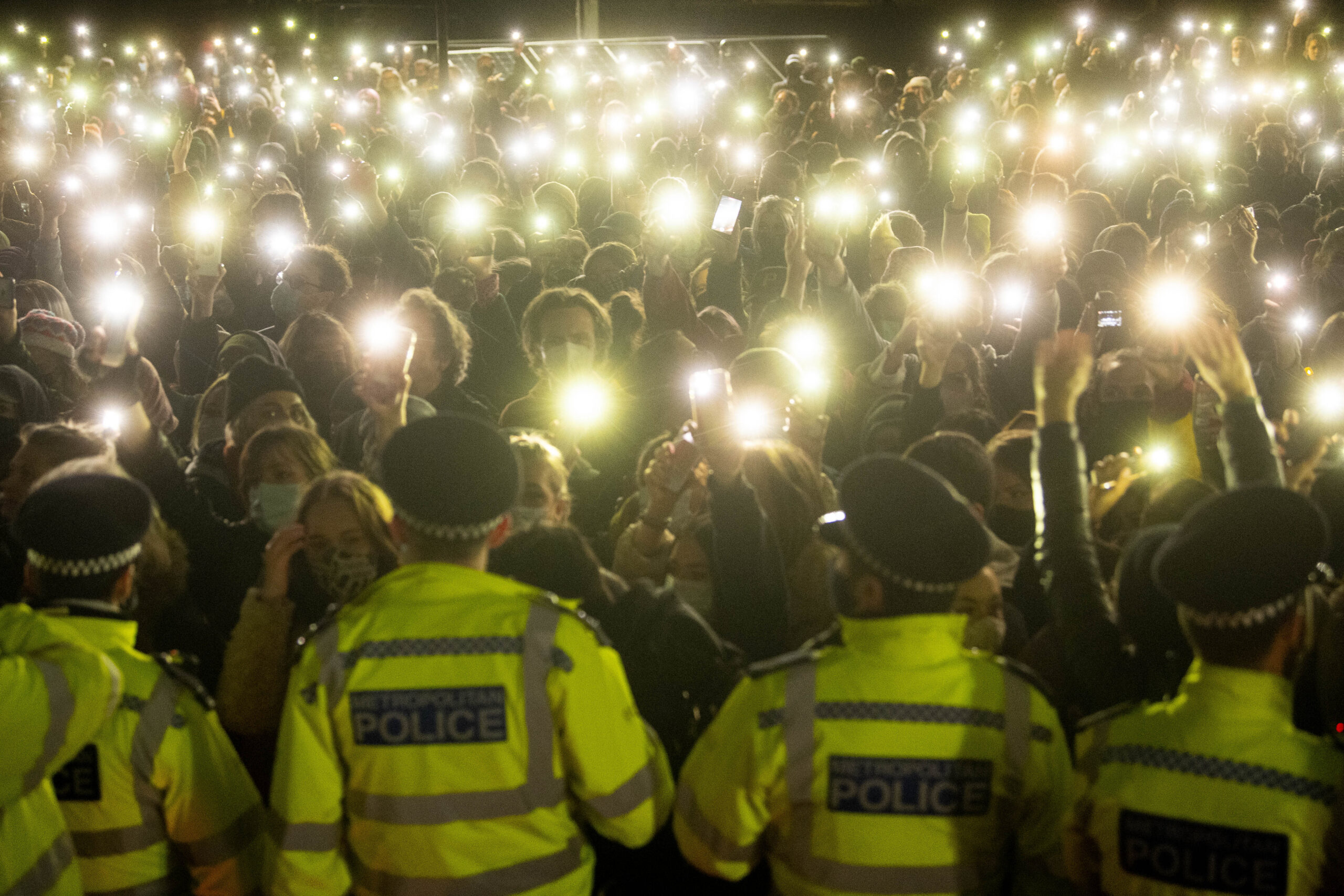 Полиция напротив участников акции с включенными фонариками. Фото  Victoria Jones/PA Wire/PA Images/Scanpix/Leta