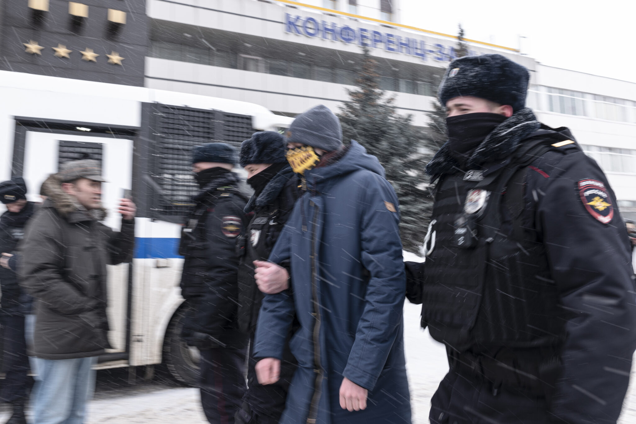 Задержания участников форума. Фото  AP Photo/Victor Berezkin/Scanpix/Leta