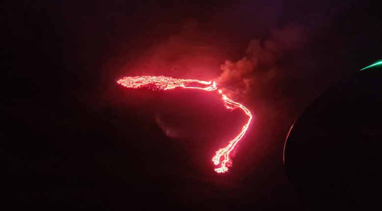 Вид на извержение вулкана  Фаградалсфьяль из космоса. Фото Twitter @Vedurstofan