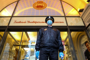 Охранник перед ГУМ. Фото Marina Lystseva / TASS / Scanpix / Leta