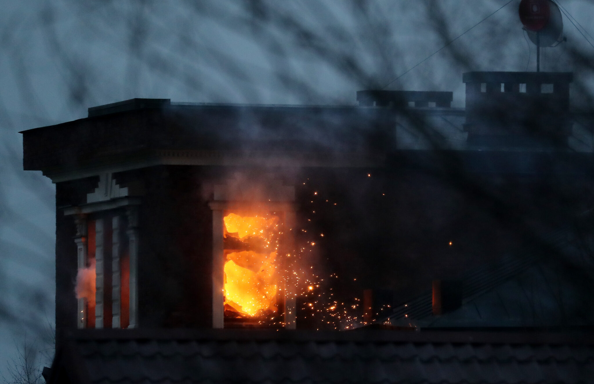Дом подозреваемого во время пожара . Фото  Sergei Savostyanov/TASS/Scanpix/Leta