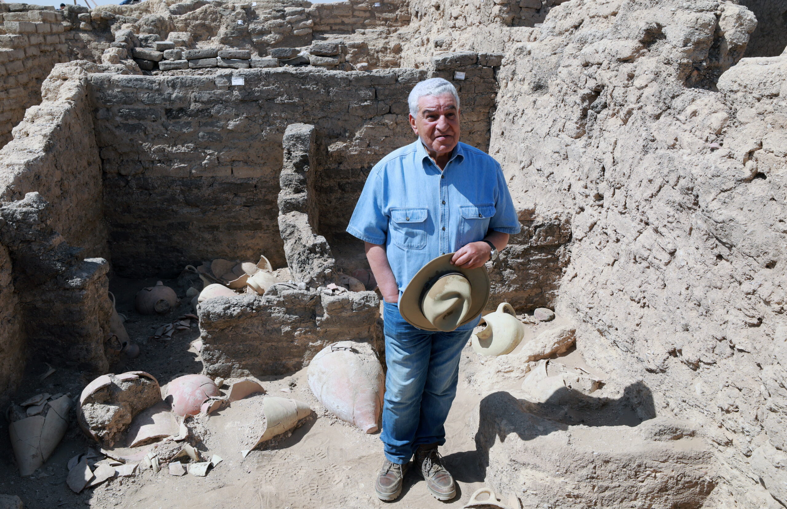 Еиптолог Захи Хавасс на раскопках. Фото EPA/KHALED ELFIQI/Scanpix/Leta