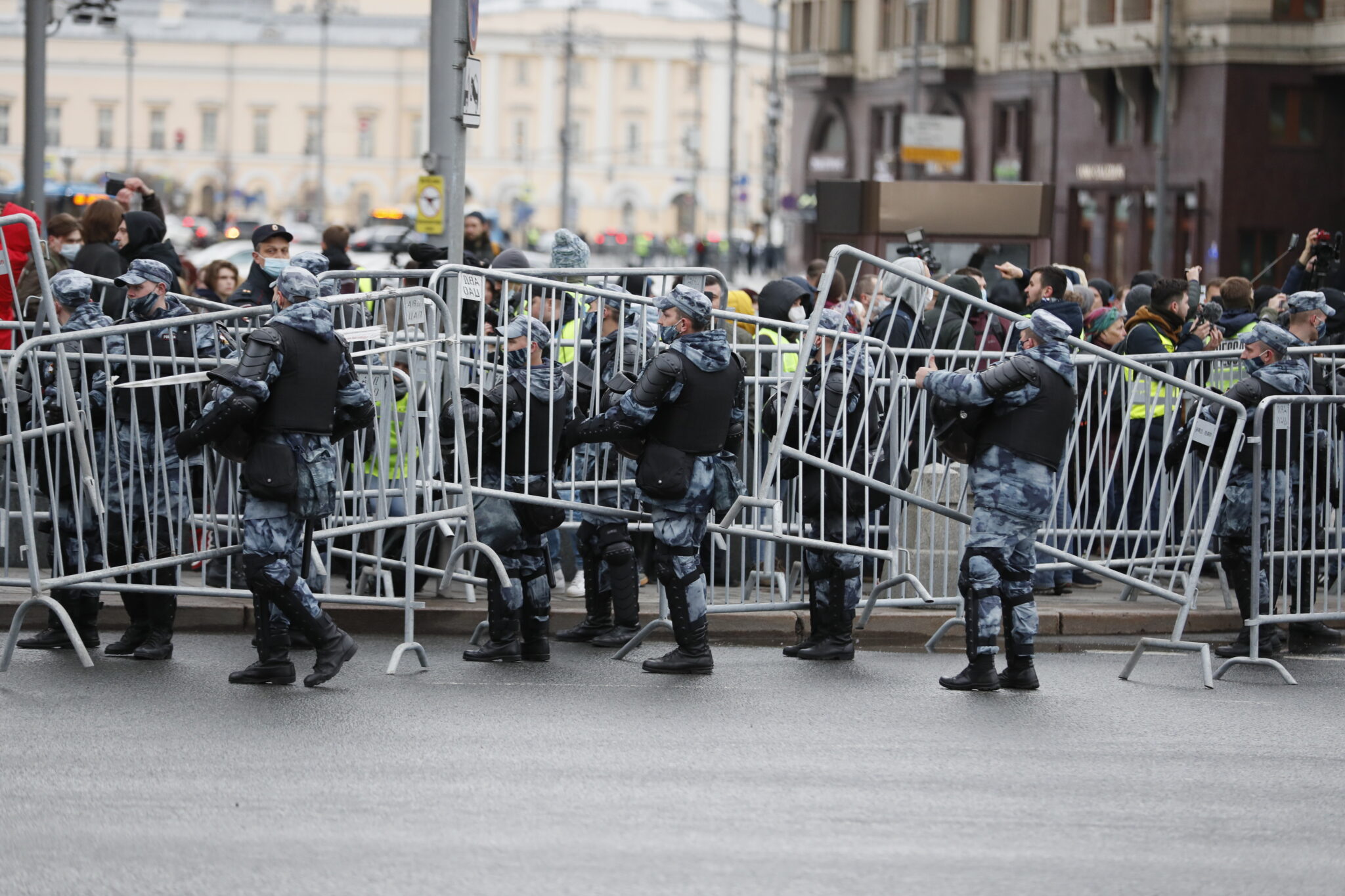Полиция устанавливает ограждения перед акцией в Москве. Фото   EPA/YURI KOCHETKOV/Scanpix/Leta