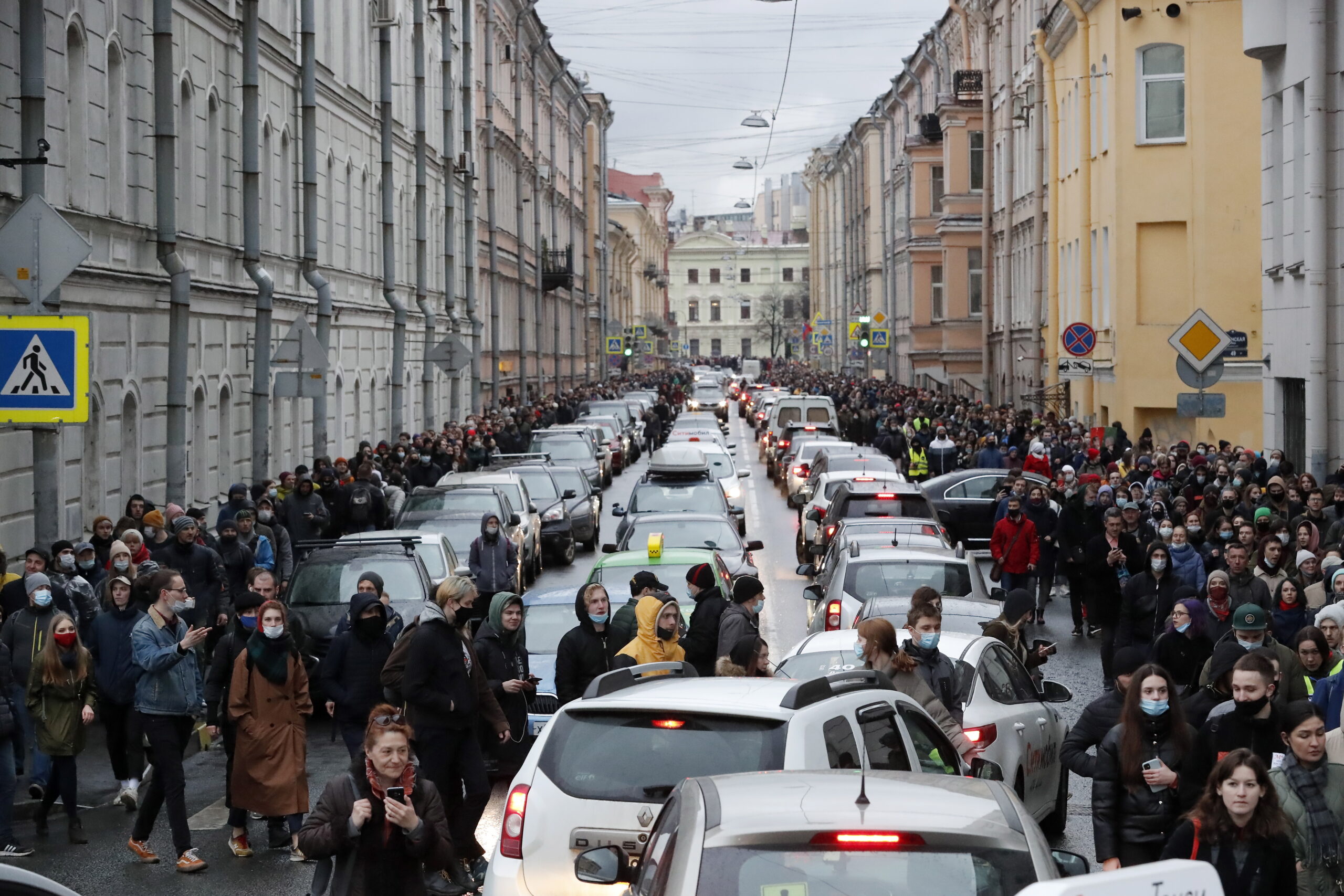 Протестующие на тротуарах Санкт-Петербурга. Фото EPA/ANATOLY MALTSEV/Scanpix/Leta