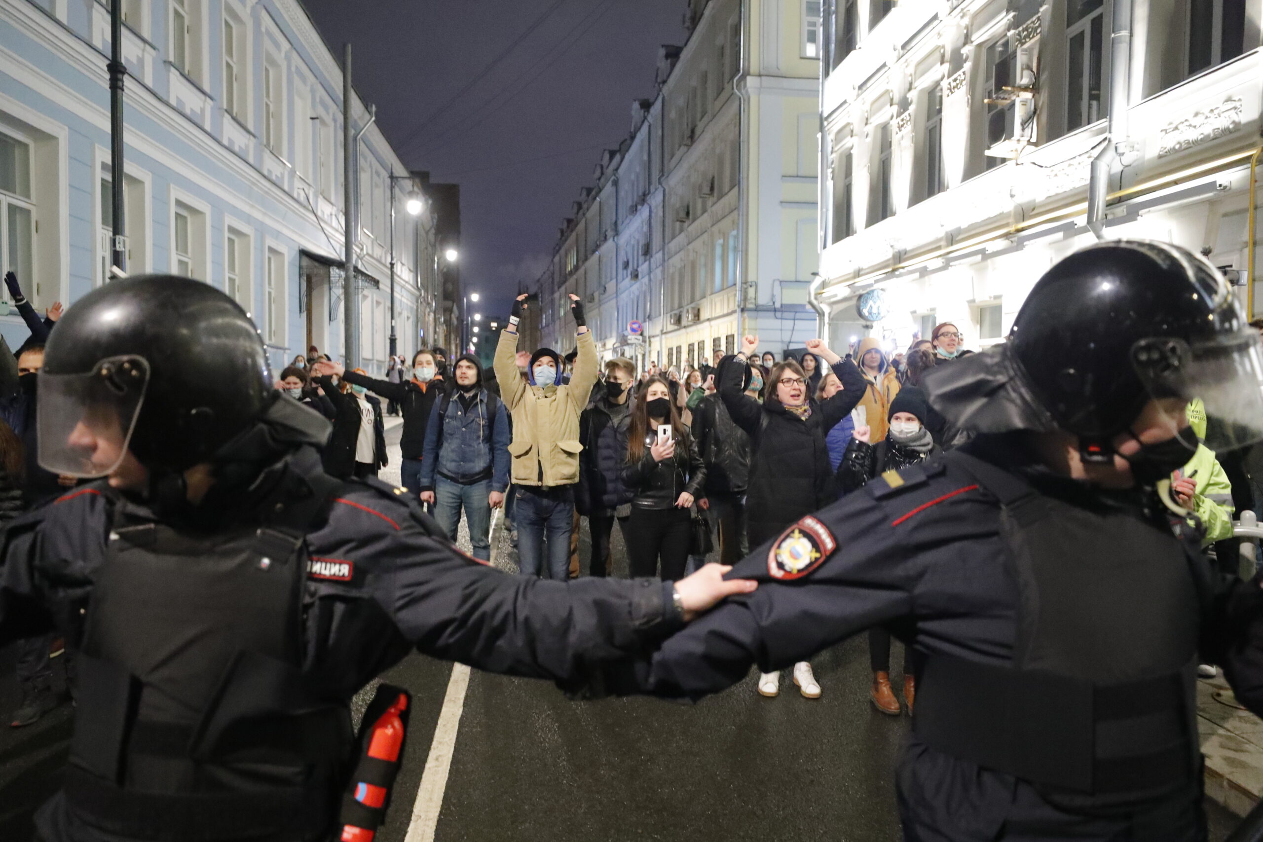 Силовики перекрывают путь протестующим в Москве. Фото  EPA/SERGEI ILNITSKY/Scanpix/Leta
