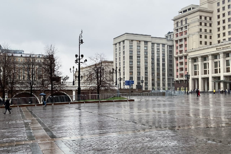 Металлические ограждения на Манежной площади в Москве. Фото телеканала «Дождь»