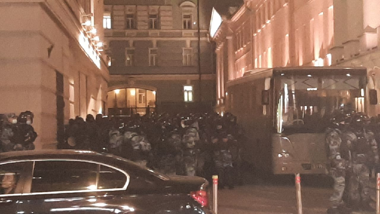 Полиция во время акции протеста в поддержку Алексея Навального. Фото Петр Пархоменко/«Спектр»