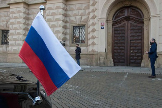 Российский флаг на автомобиле российского посла на фоне здания МИД Чехии. Фото AFP/Scanpix/Leta