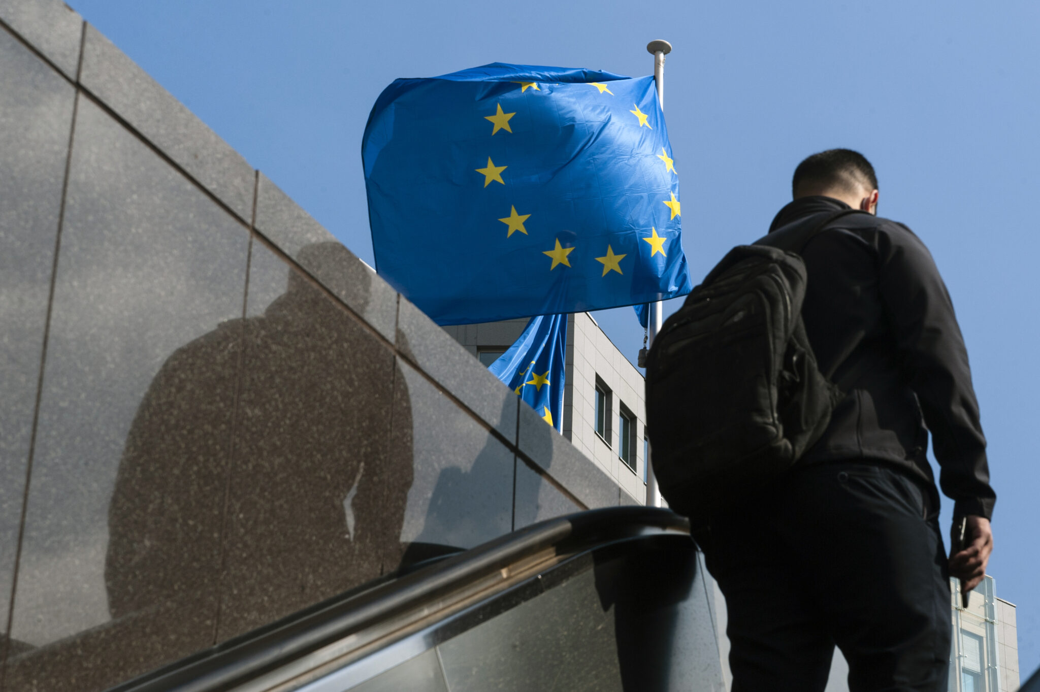 Флаг рядом со зданием Европейского парламента. Фото Nicolas Landemard / TASS / Scanpix / Leta