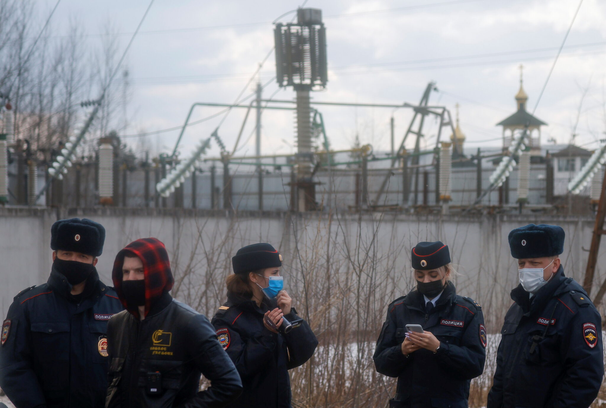 Полиция у стен ИК-2 в Покрове. Фото  REUTERS/Maxim Shemetov/Scanpix/Leta
