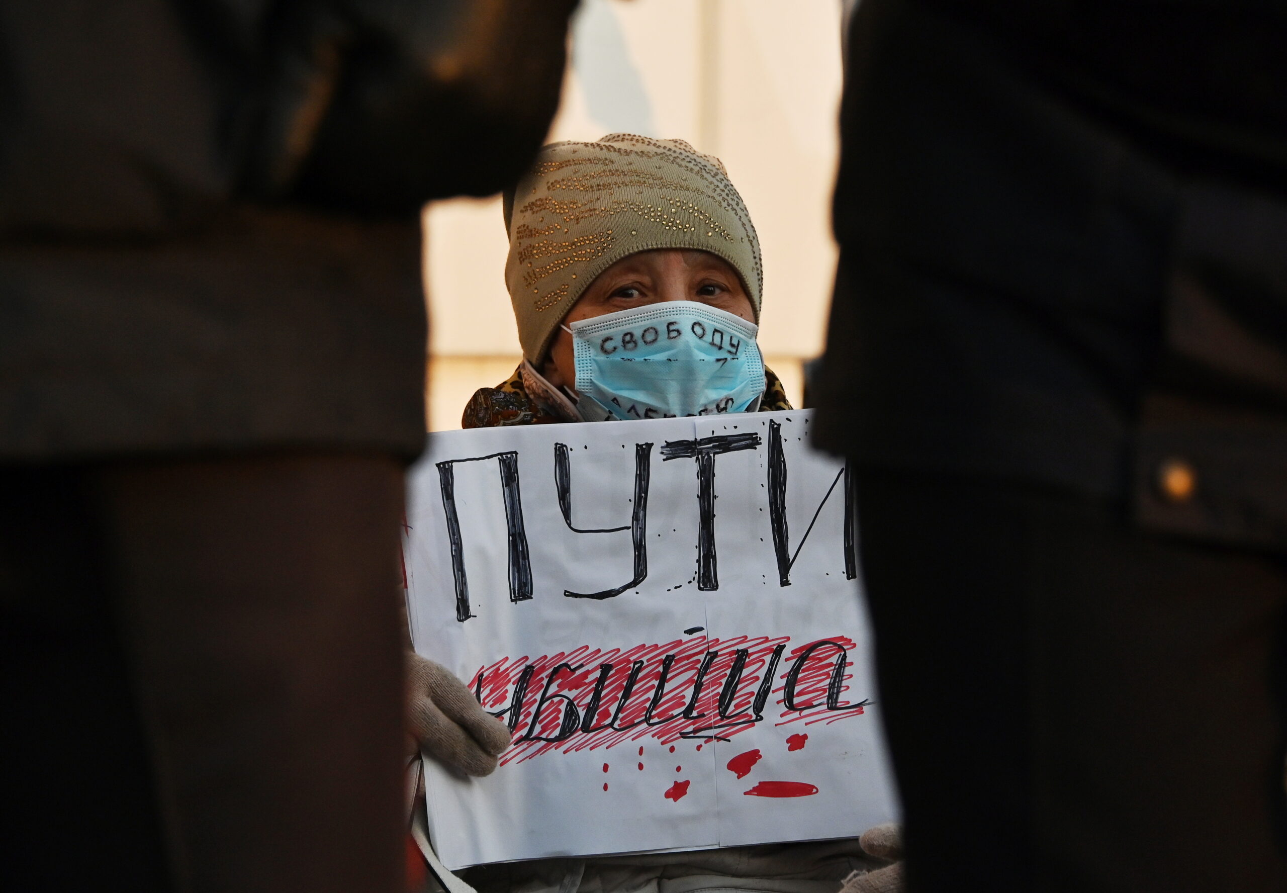 Участница акции в поддержку Навального в Омске. Фото EUTERS/Alexey Malgavko/Scanpix/Leta