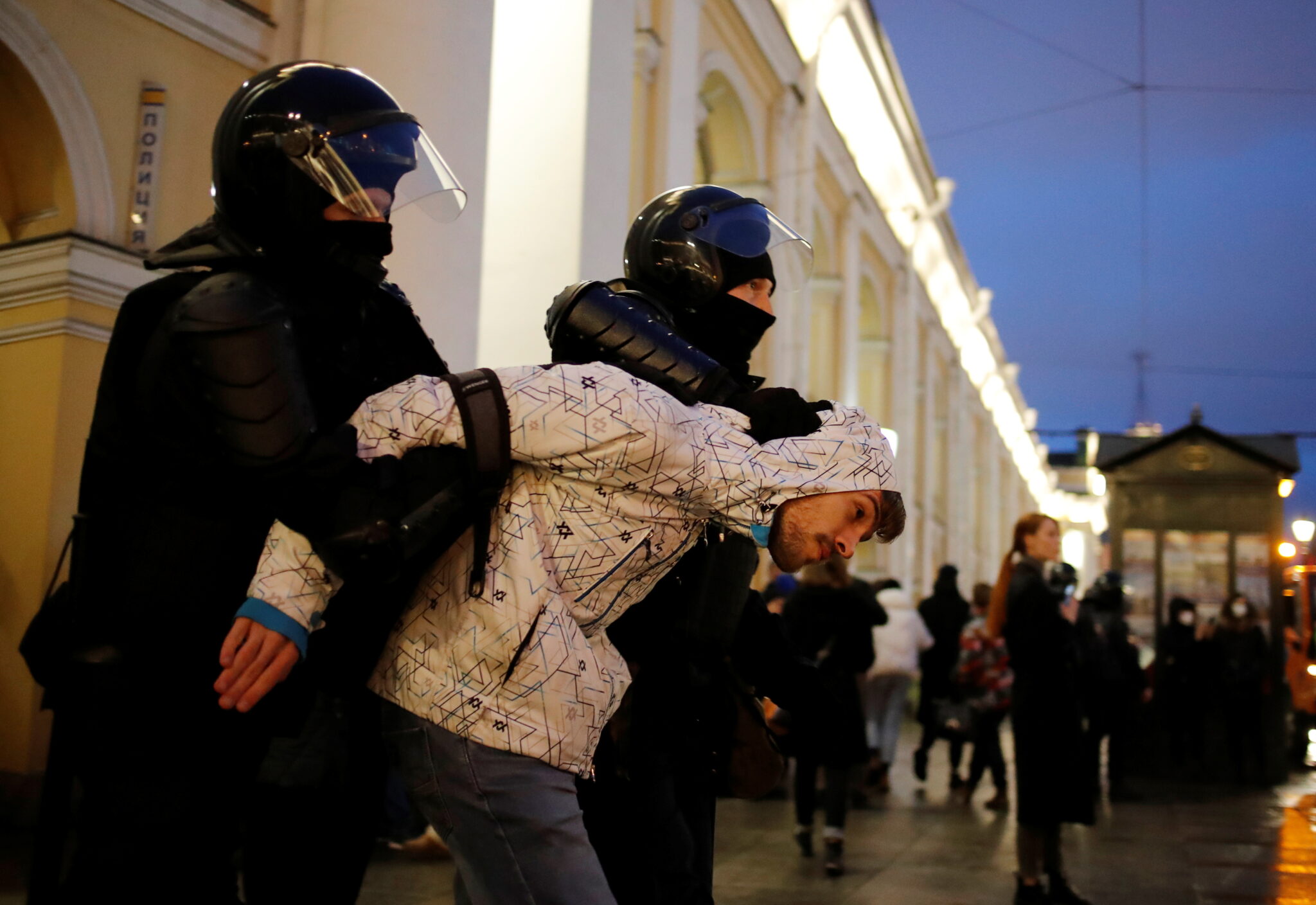 Задержание протестующего в Санкт-Петербурге, 21 апреля 2021 г. Фото ANTON VAGANOV / TASS / Scanpix / Leta