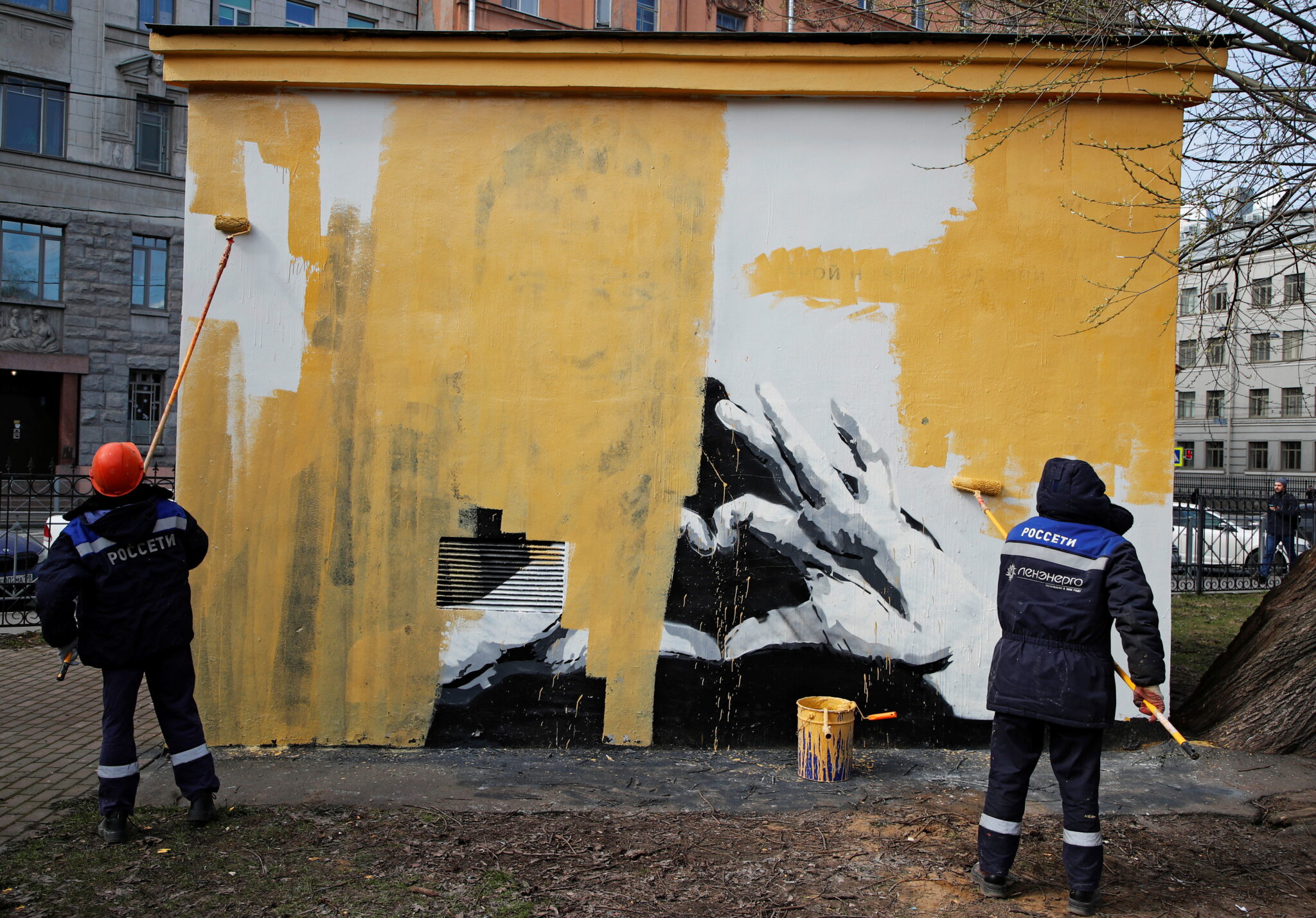 Рабочие закрашиваю граффити с Навальным. Фото  REUTERS/Anton Vaganov/Scanpix/Leta