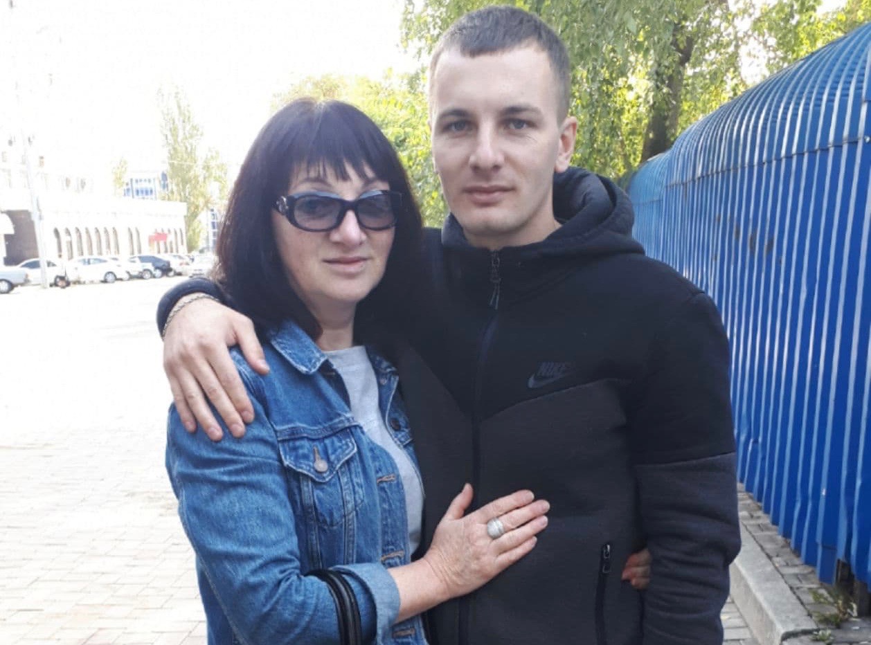 Елена Захарова и ее сын за месяц до ареста Руслана Захарова. Фото из личного архива Елены Захаровой
